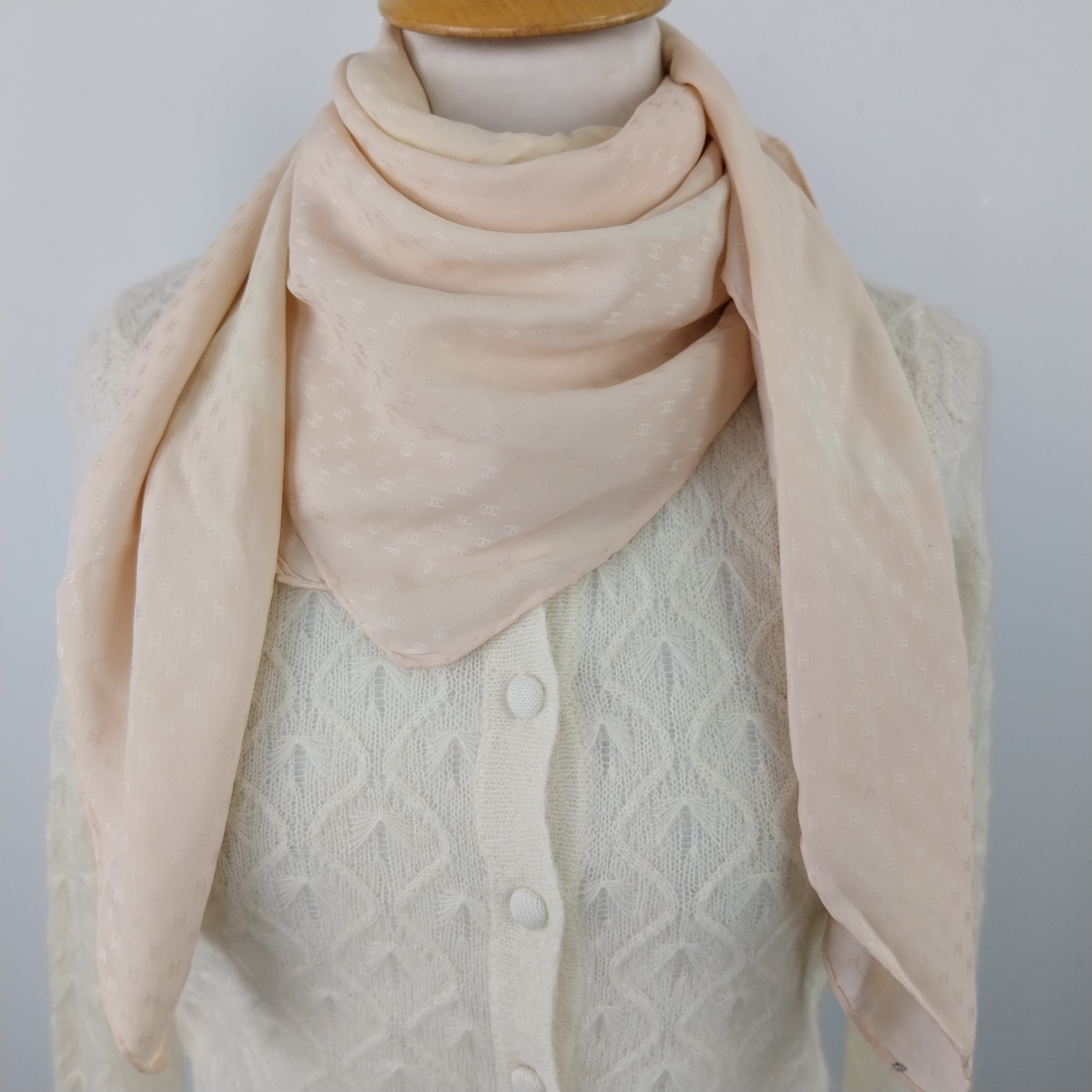 Voir photo 6 de Foulard en soi - CHANEL Foulard en soi - CHANEL Bon état reconditionné photo 6