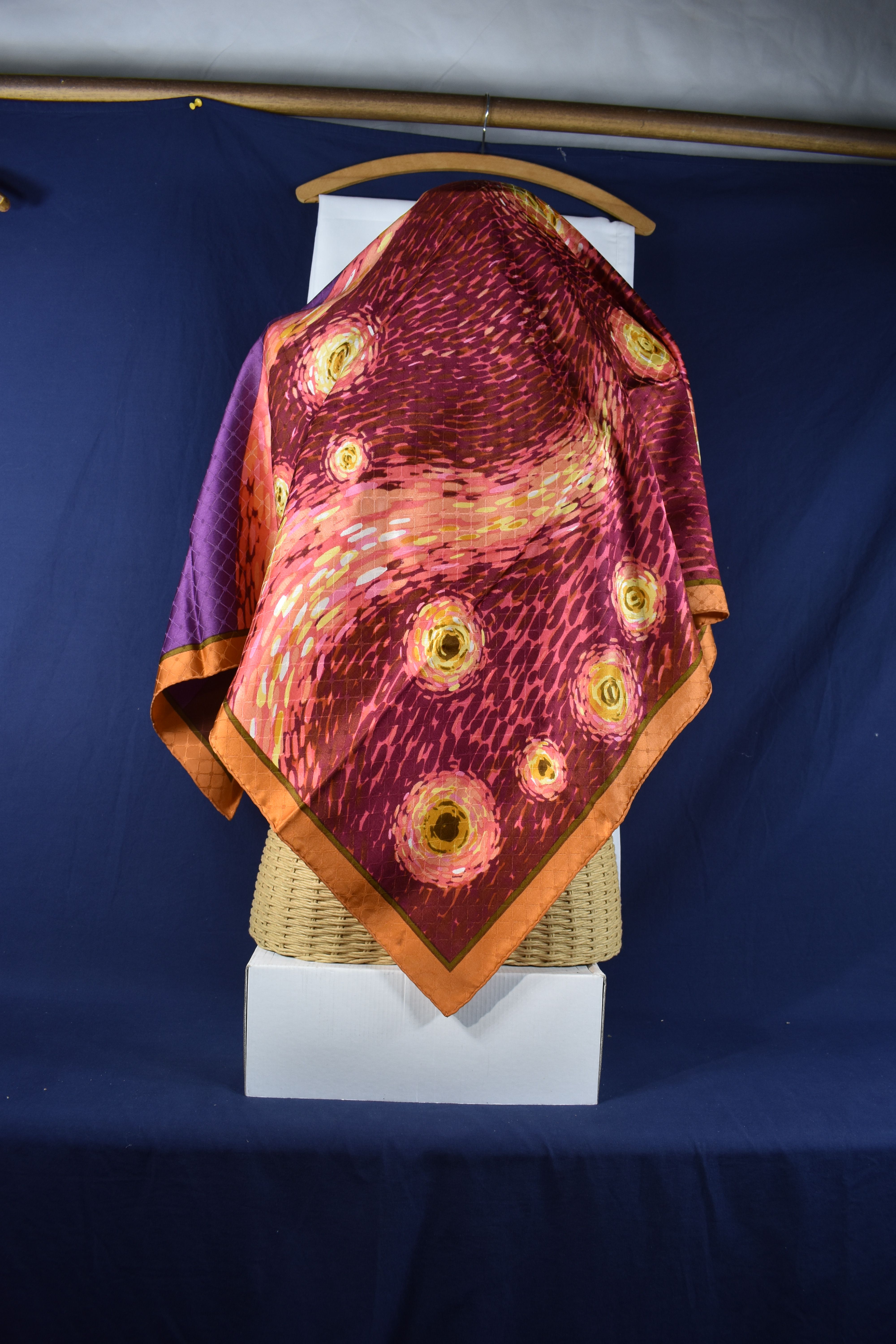 Voir photo 2 de Foulard en soie VALENTINO, 87 X 87 cm. Foulard en soie VALENTINO, 87 X 87 cm. Bon état reconditionné photo 2