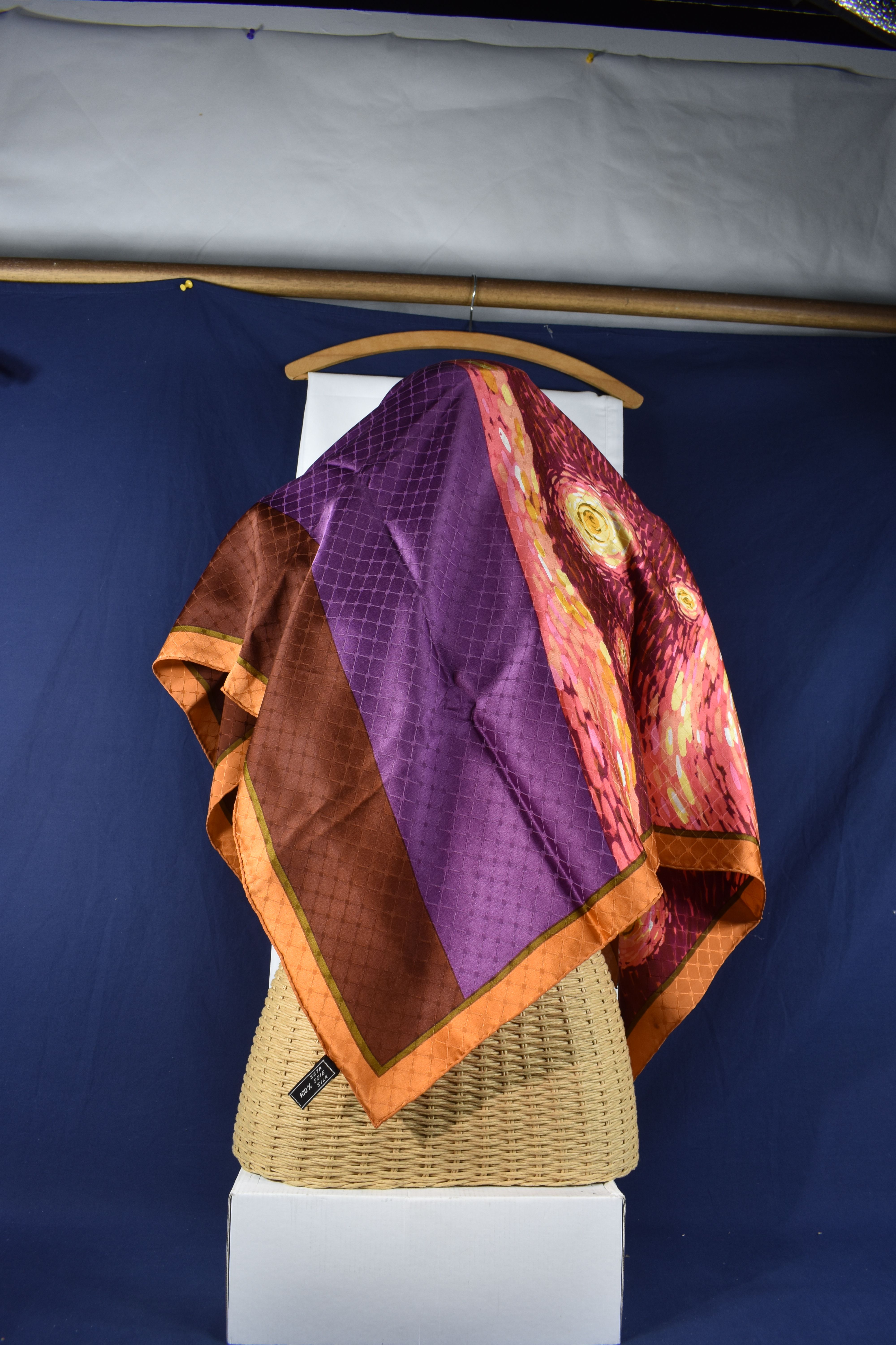 Voir photo 3 de Foulard en soie VALENTINO, 87 X 87 cm. Foulard en soie VALENTINO, 87 X 87 cm. Bon état reconditionné photo 3