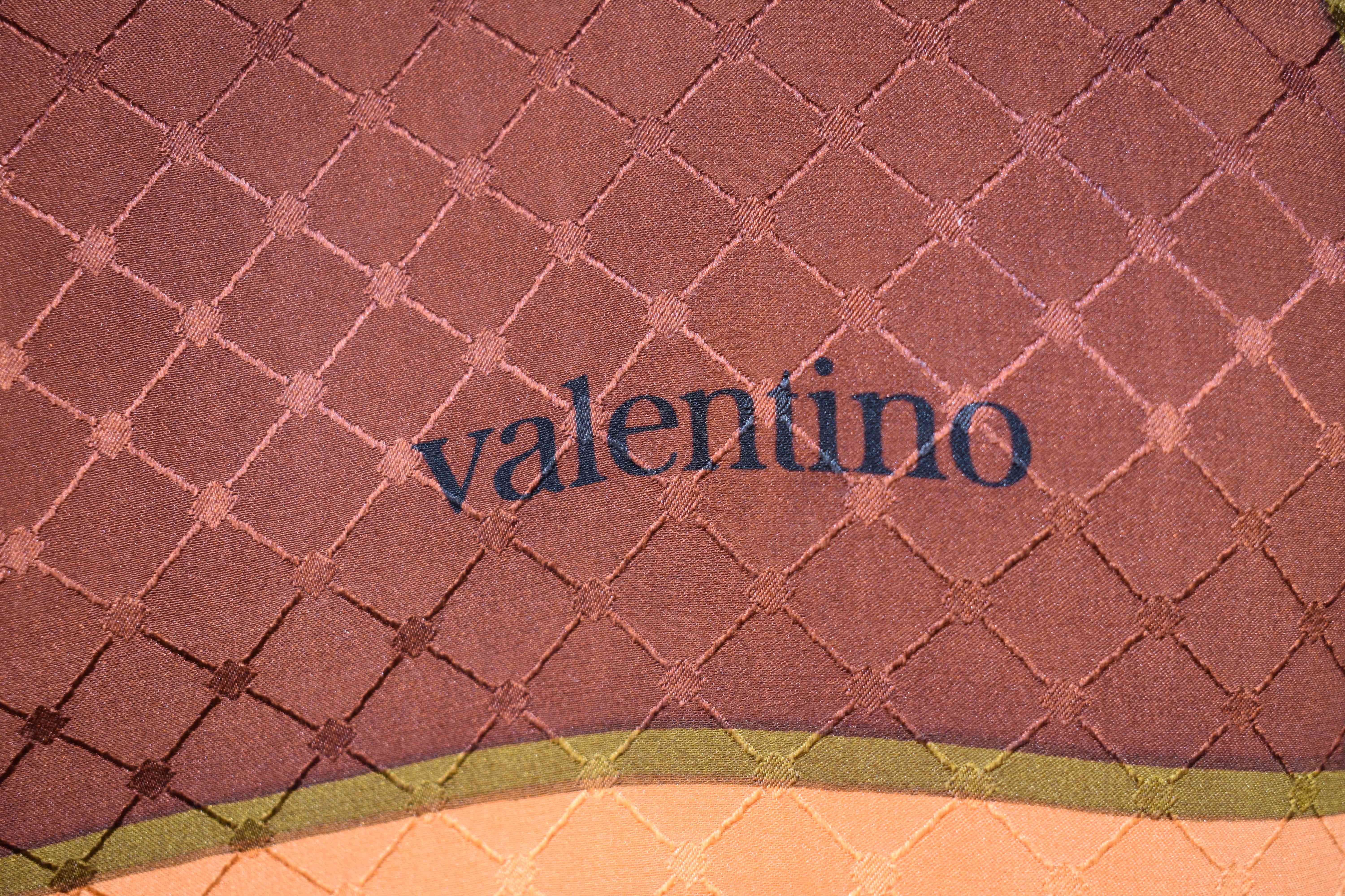 Voir photo 4 de Foulard en soie VALENTINO, 87 X 87 cm. Foulard en soie VALENTINO, 87 X 87 cm. Bon état reconditionné photo 4