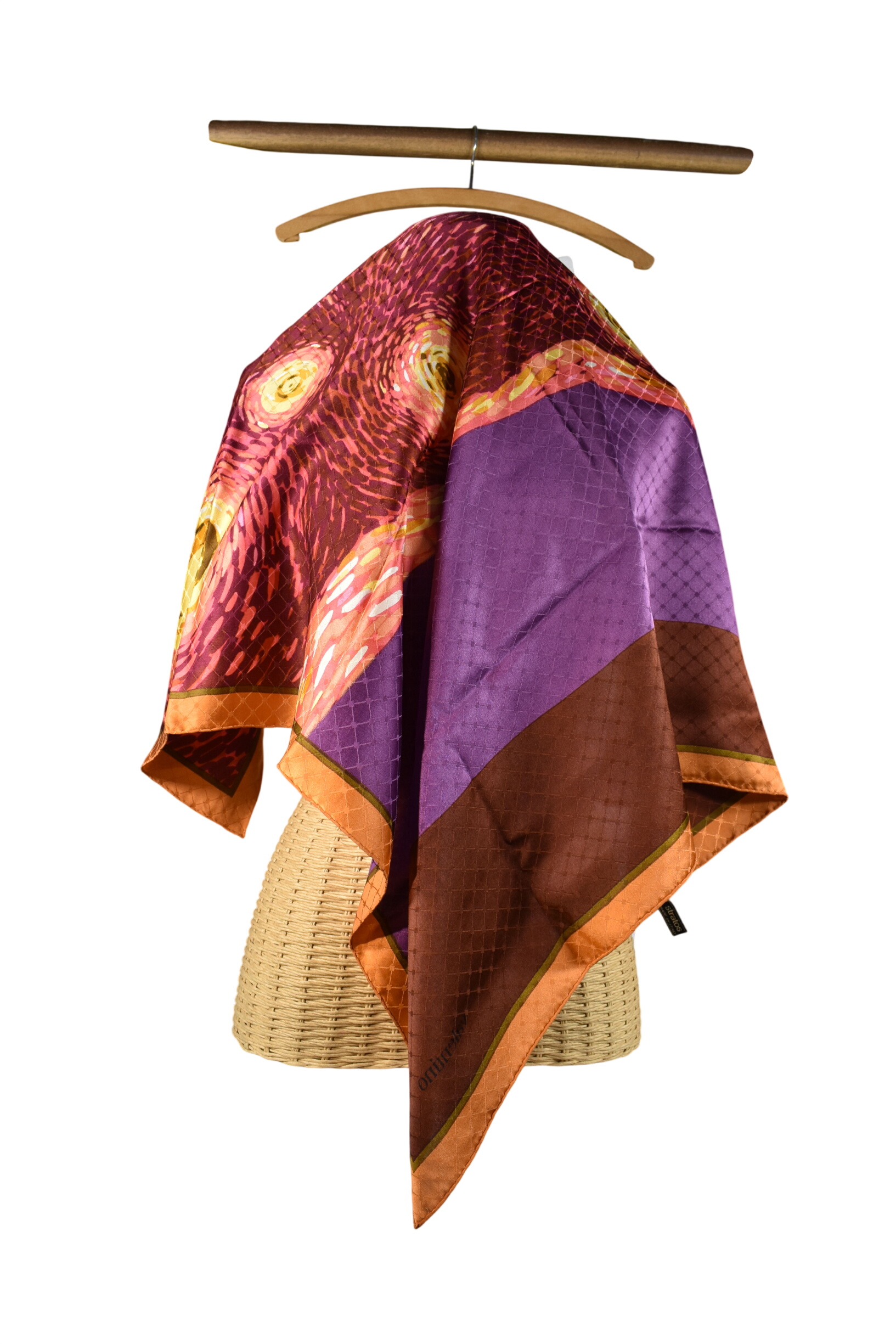 Foulard en soie VALENTINO, 87 X 87 cm. Bon état - 85,00 € Foulard en soie VALENTINO, 87 X 87 cm. Bon état reconditionné disponible sur Label Emmaüs