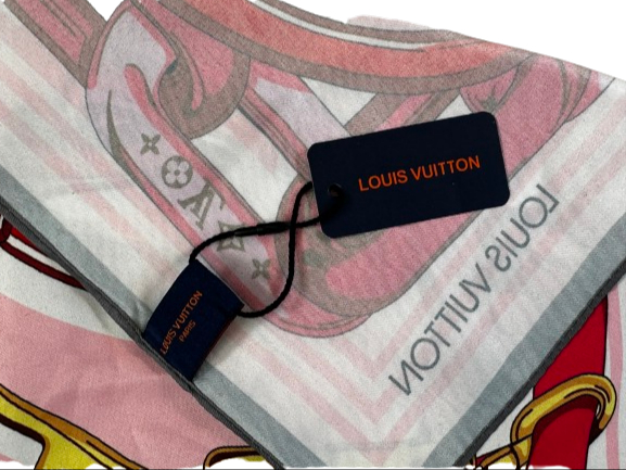 Voir photo 3 de Foulard Louis Vuitton en 100% soie Foulard Louis Vuitton en 100% soie Parfait état reconditionné photo 3