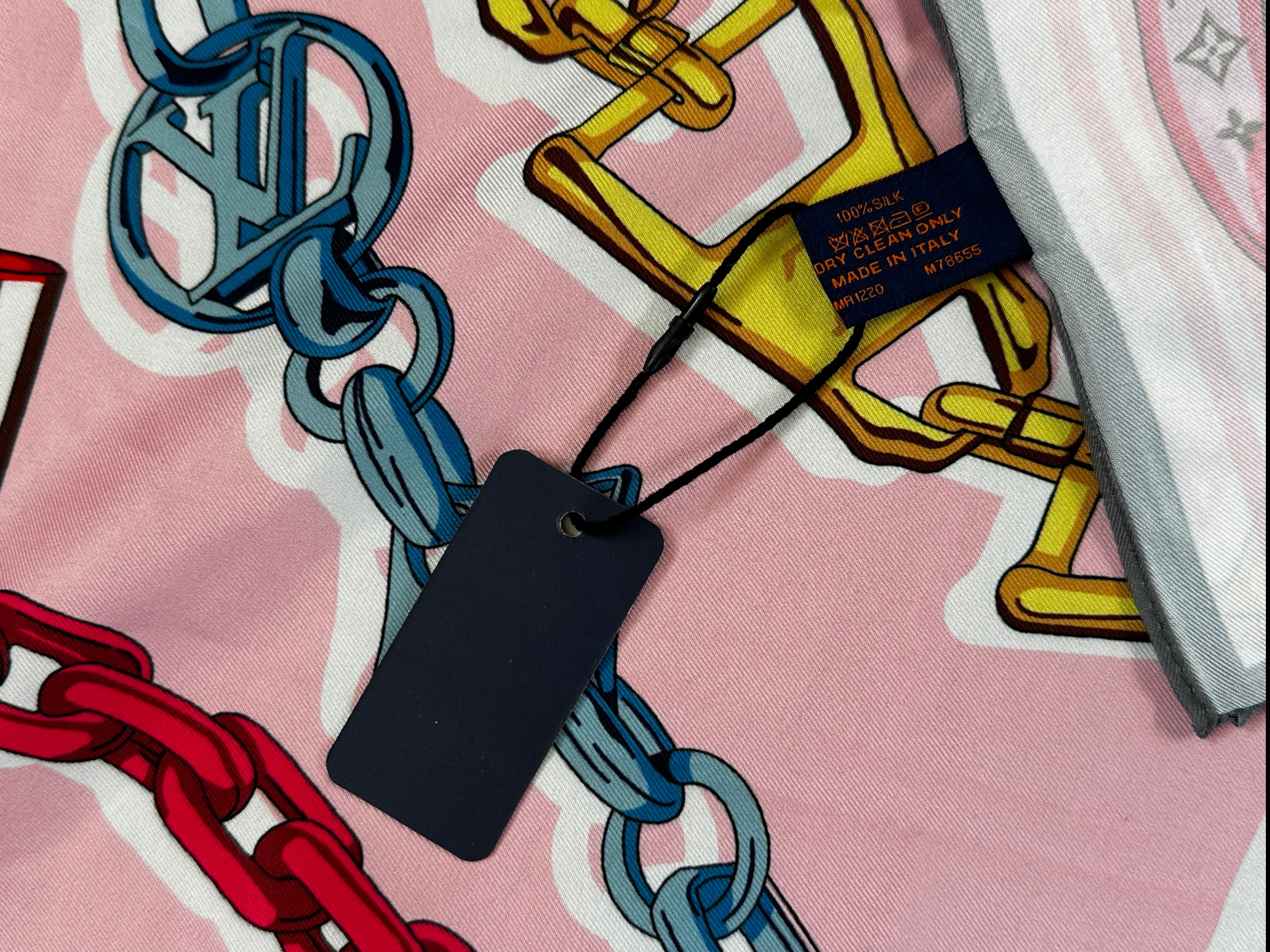 Voir photo 4 de Foulard Louis Vuitton en 100% soie Foulard Louis Vuitton en 100% soie Parfait état reconditionné photo 4