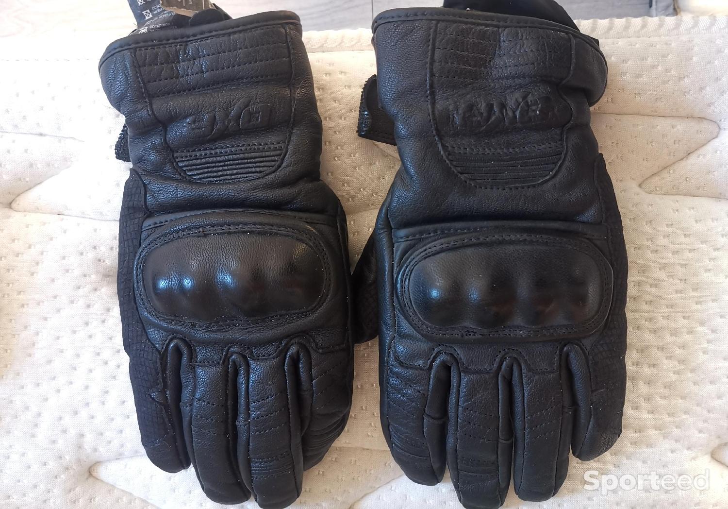 Gants moto cuir Très bon état - 39,00 € Gants moto cuir Très bon état N/A (Il existe plusieurs entreprises et marques qui utilisent l reconditionné disponible sur Sporteed | Dero