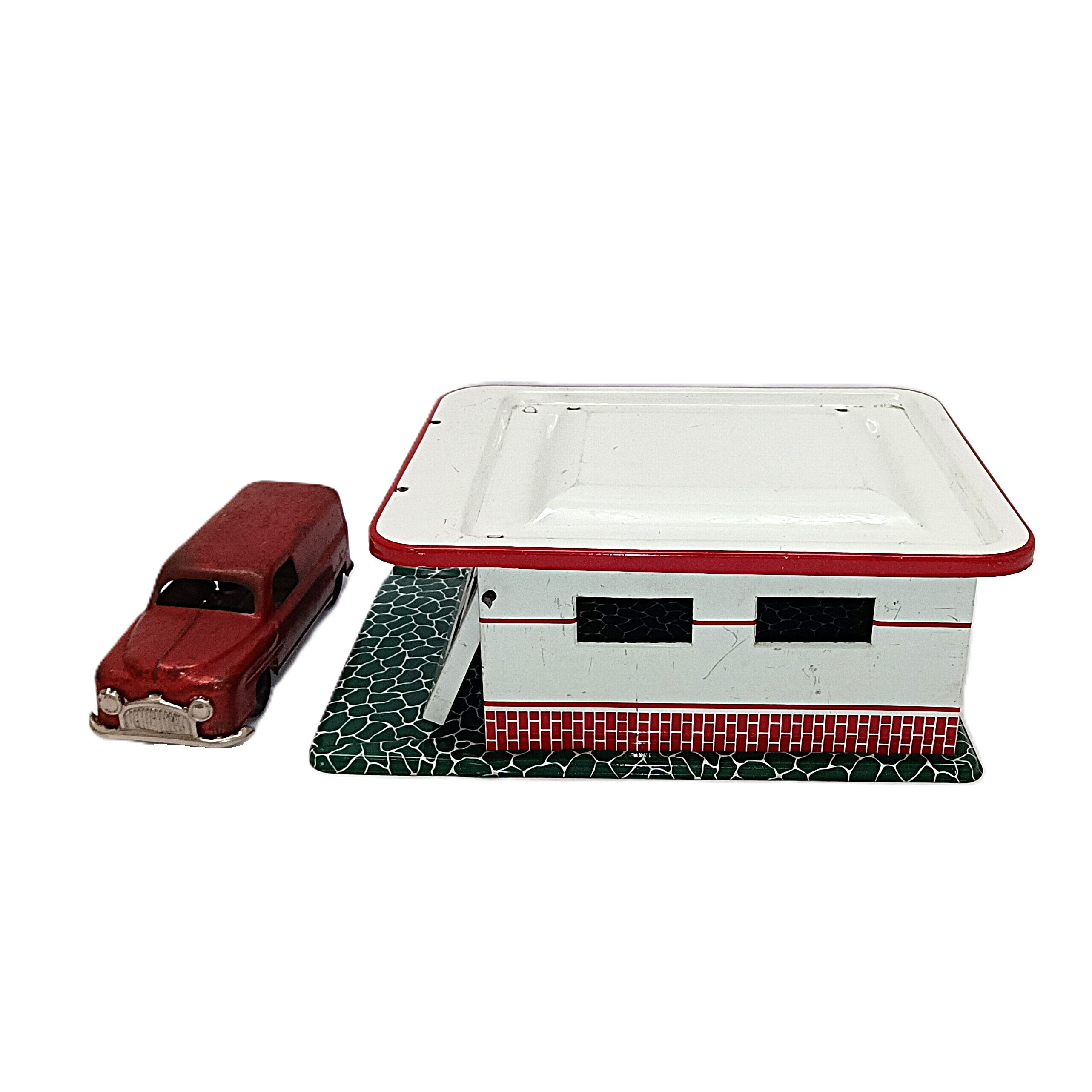 Voir photo 2 de Garage Mémo N°220 avec voiture utilitaire en tôle rouge – Jouet ancien Made in France Garage Mémo N°220 avec voiture utilitaire en tôle rouge – Jouet ancien Made in France Bon état reconditionné photo 2