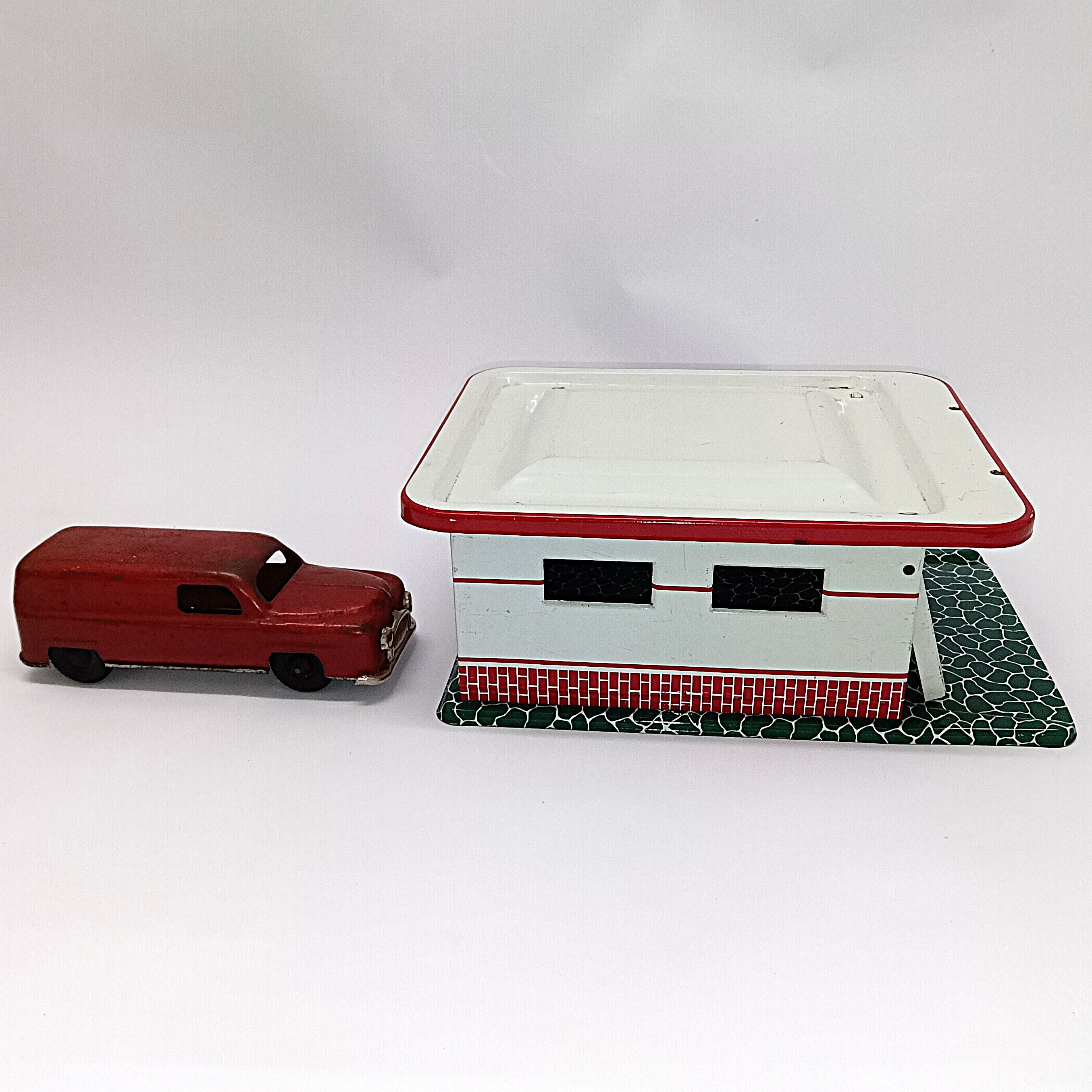 Voir photo 4 de Garage Mémo N°220 avec voiture utilitaire en tôle rouge – Jouet ancien Made in France Garage Mémo N°220 avec voiture utilitaire en tôle rouge – Jouet ancien Made in France Bon état reconditionné photo 4