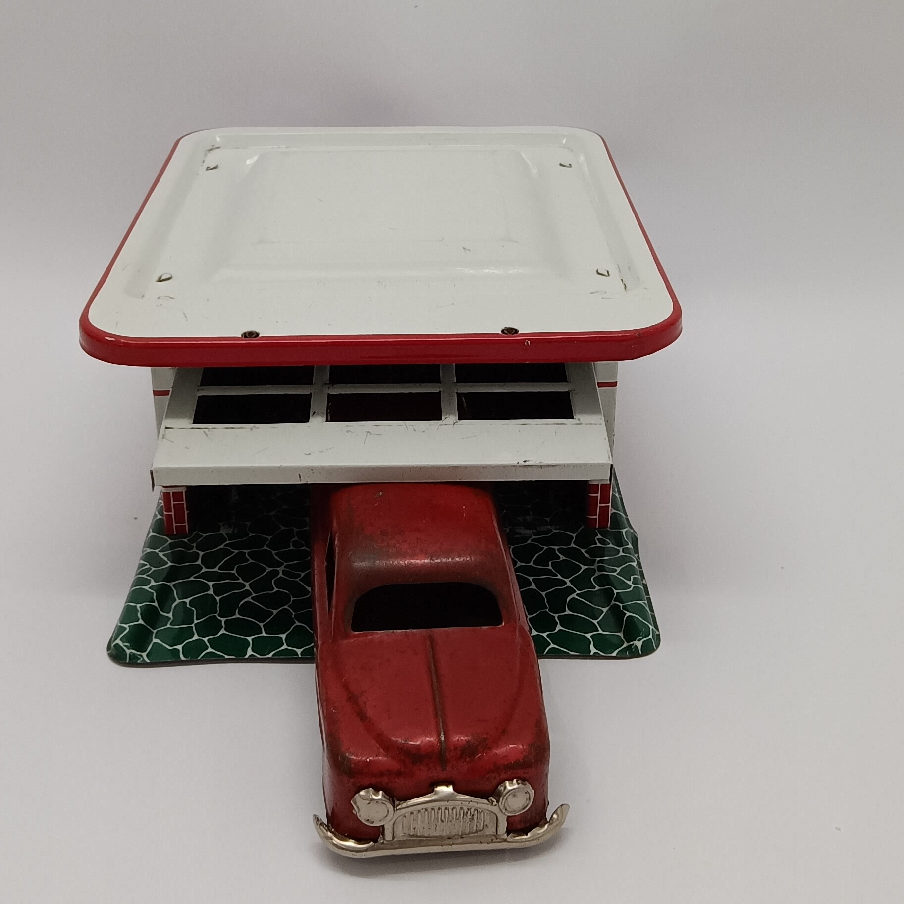 Voir photo 6 de Garage Mémo N°220 avec voiture utilitaire en tôle rouge – Jouet ancien Made in France Garage Mémo N°220 avec voiture utilitaire en tôle rouge – Jouet ancien Made in France Bon état reconditionné photo 6