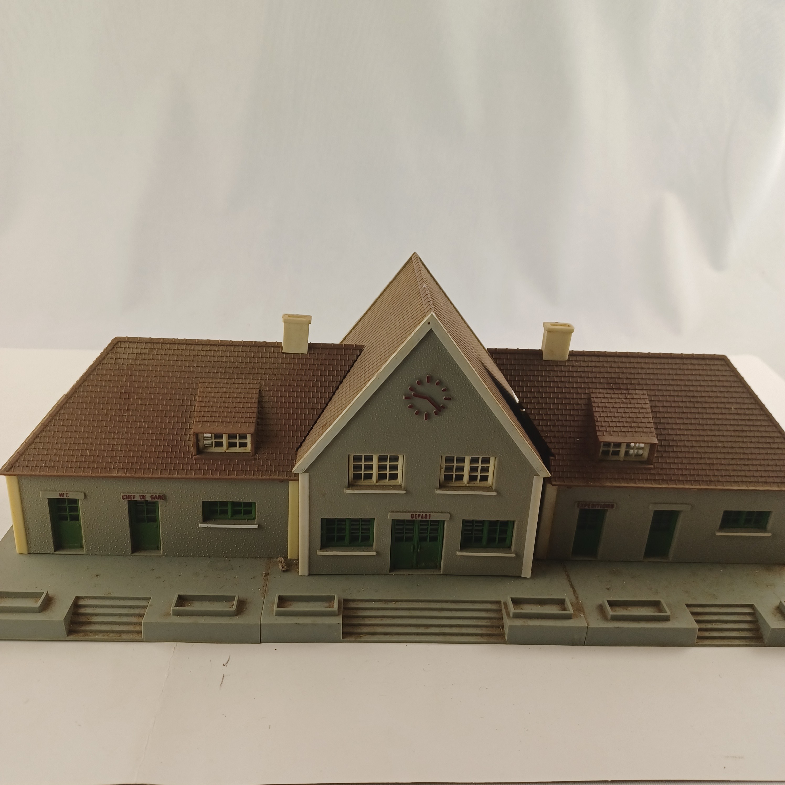 Voir photo 2 de Gare Jouef en plastique de 37x16 cm Gare Jouef en plastique de 37x16 cm Très bon état reconditionné photo 2