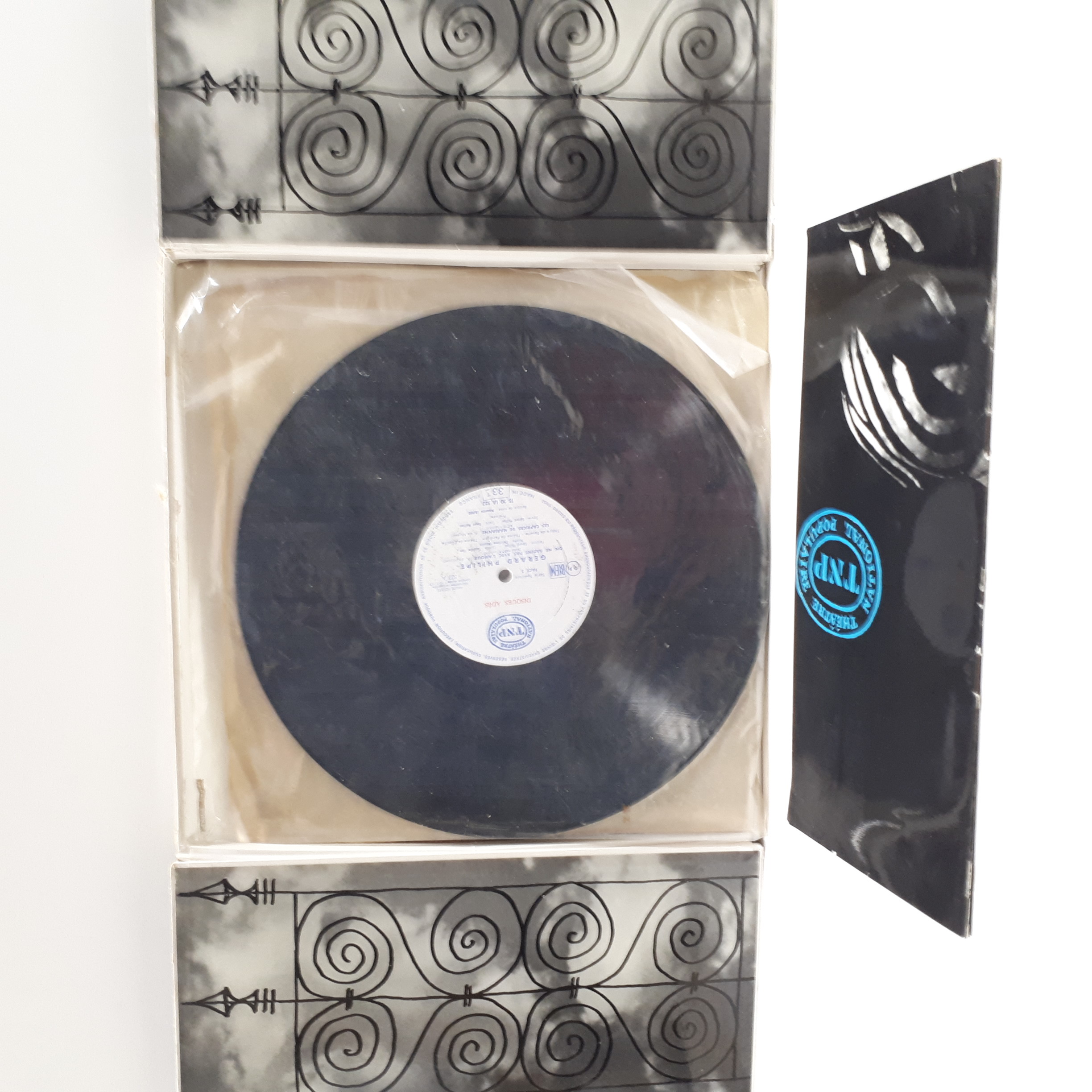 Voir photo 2 de Gérard Philippe, Coffret 2 vinyles 33 T. TNP, disque ADES Gérard Philippe, Coffret 2 vinyles 33 T. TNP, disque ADES État correct reconditionné photo 2