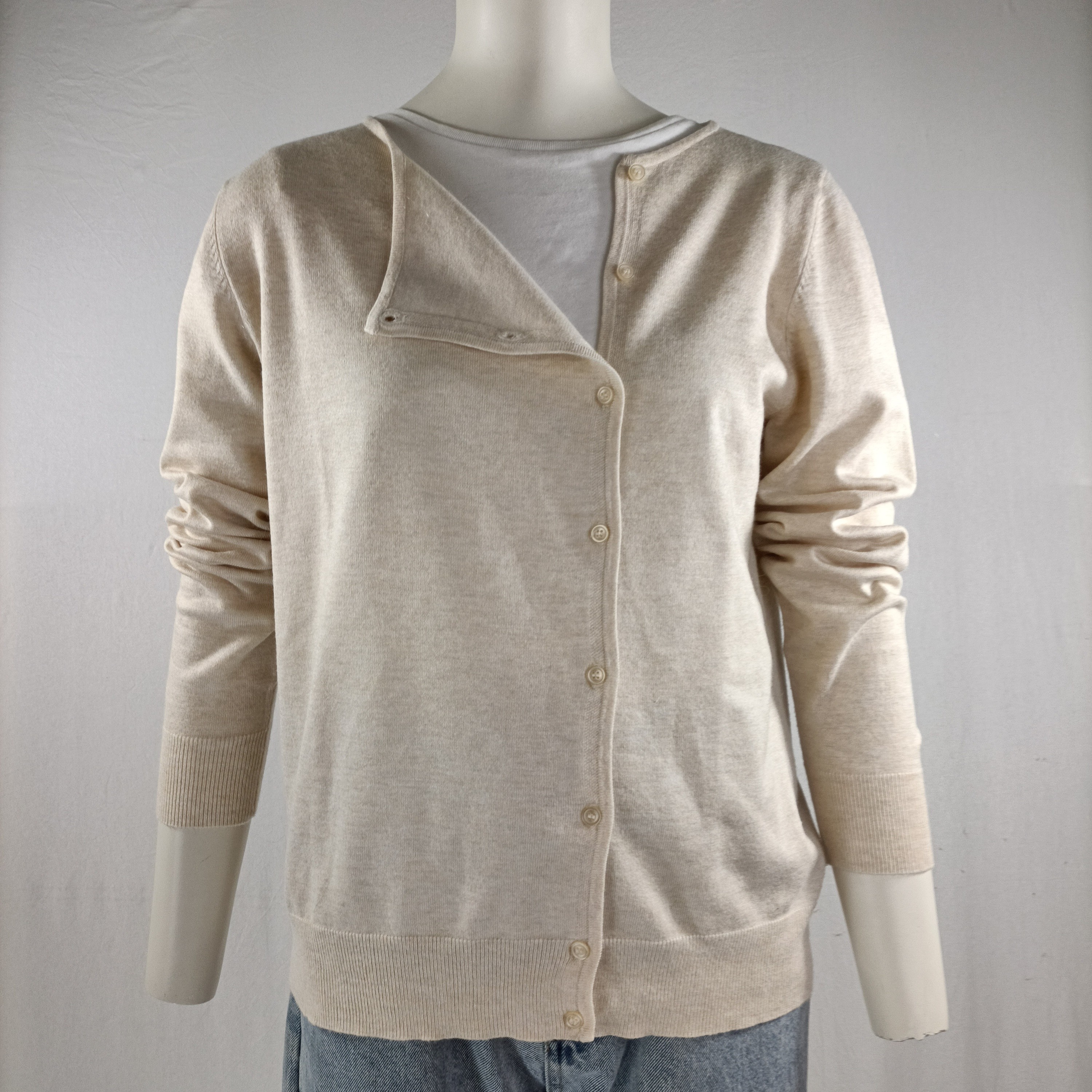 Acheter Gilet beige - Laetitia Ivanez x Galeries Lafayette - Taille XS Très bon état - 10,00 € Gilet beige - Laetitia Ivanez x Galeries Lafayette - Taille XS Très bon état reconditionné disponible sur Label Emmaüs
