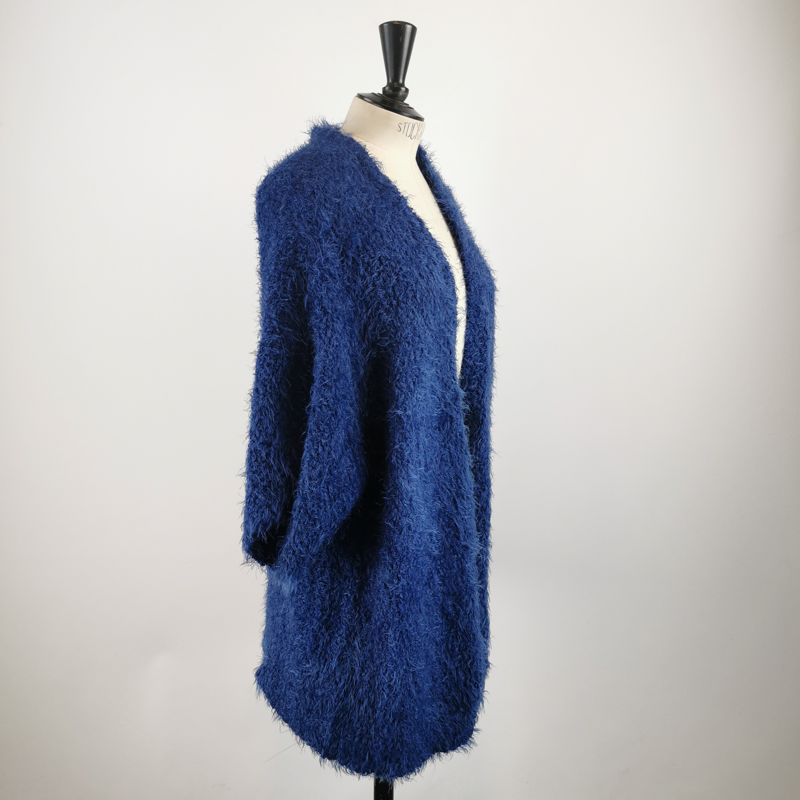 Voir photo 3 de Gilet bleu mi-long en maille texturée Riu (estimé) - Taille 38 (estimé) Gilet bleu mi-long en maille texturée Riu (estimé) - Taille 38 (estimé) Parfait état reconditionné photo 3