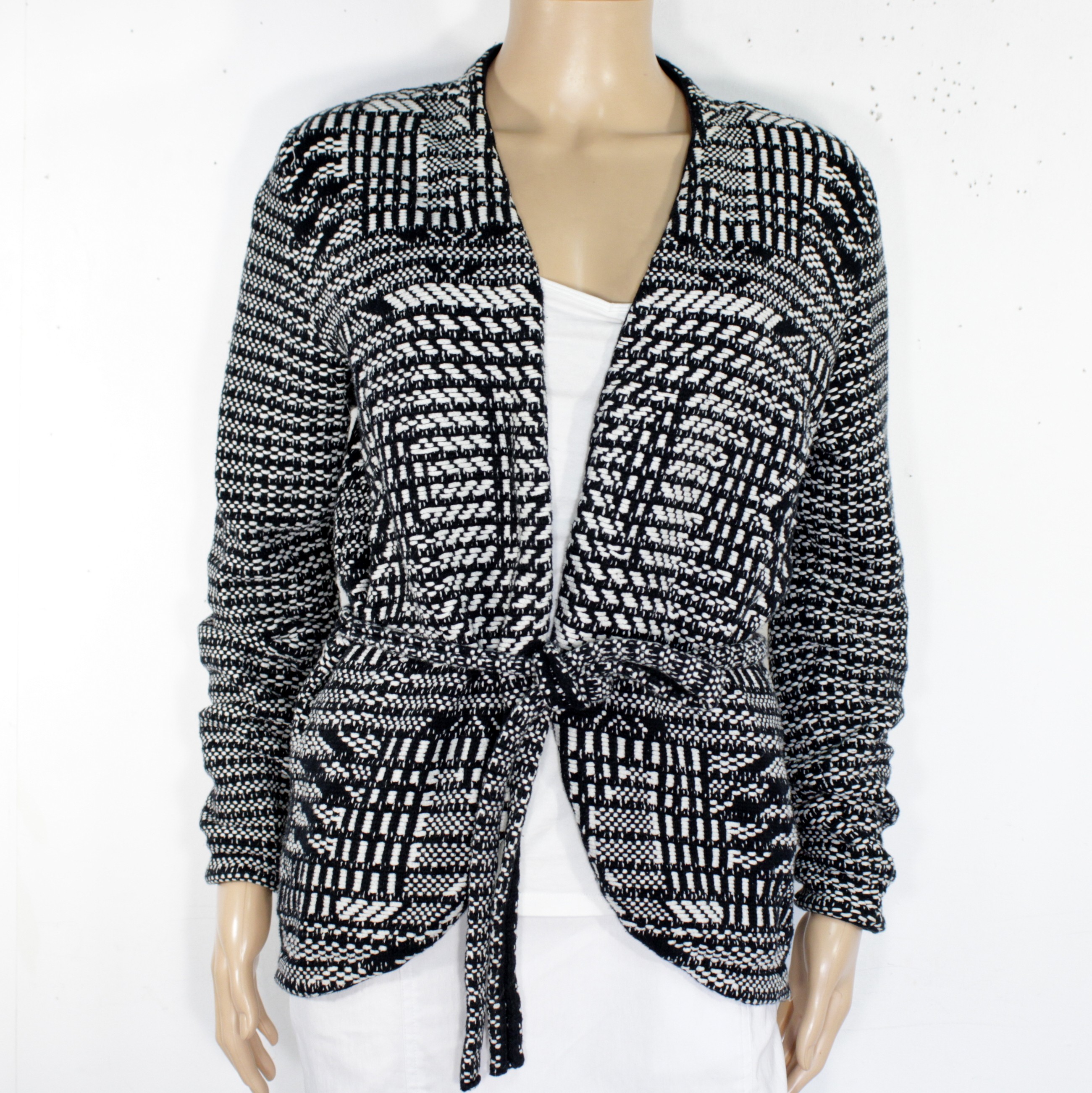 Acheter Gilet Femme Bicolore Noir/ Blanc H&M Taille S Bon état - 11,50 € Gilet Femme Bicolore Noir/ Blanc H&M Taille S Bon état reconditionné disponible sur Label Emmaüs