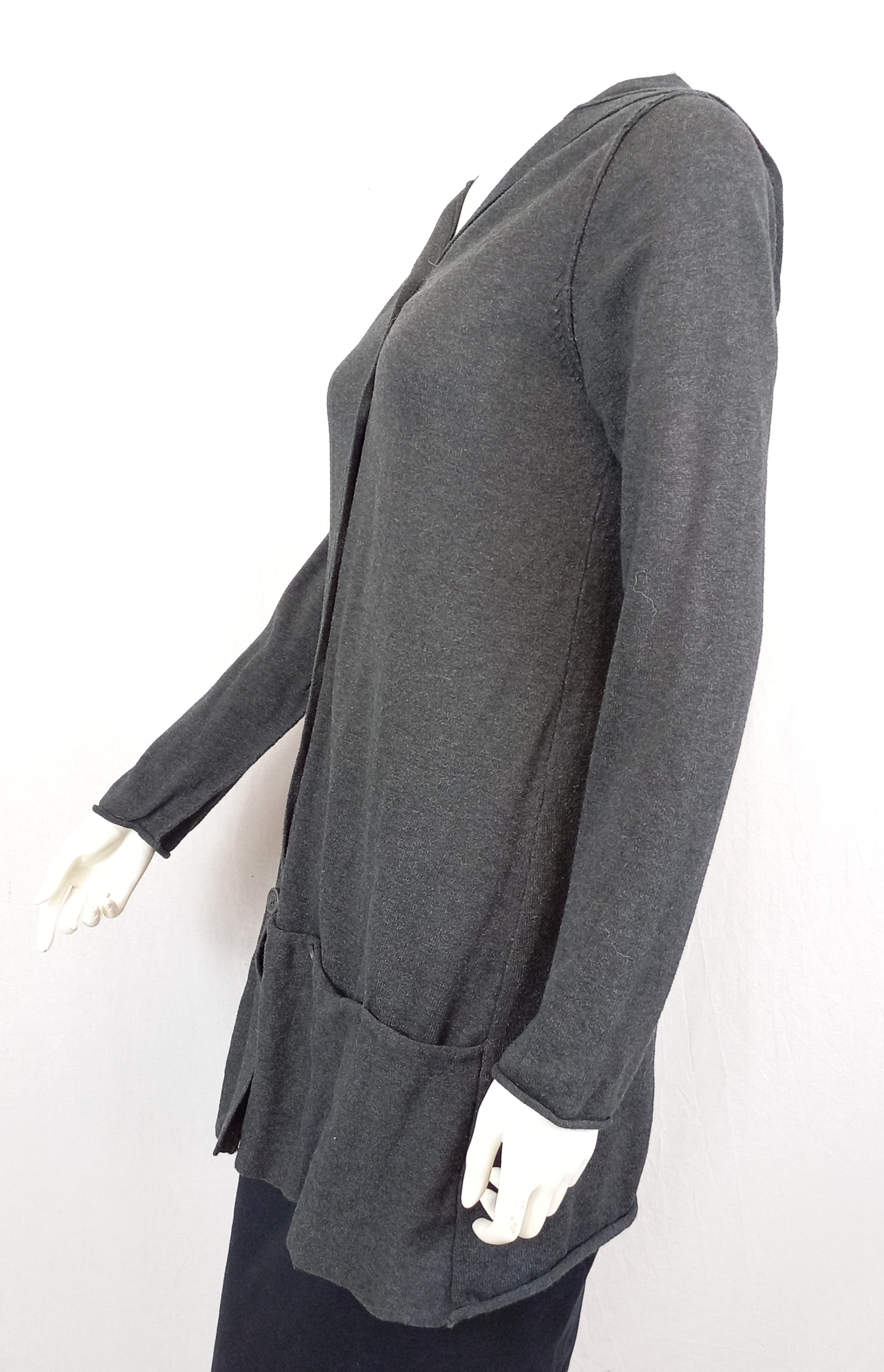 Voir photo 2 de Gilet long gris foncé "miss captain" T1 nombreux boutons poches originales Gilet long gris foncé "miss captain" T1 nombreux boutons poches originales Très bon état reconditionné photo 2
