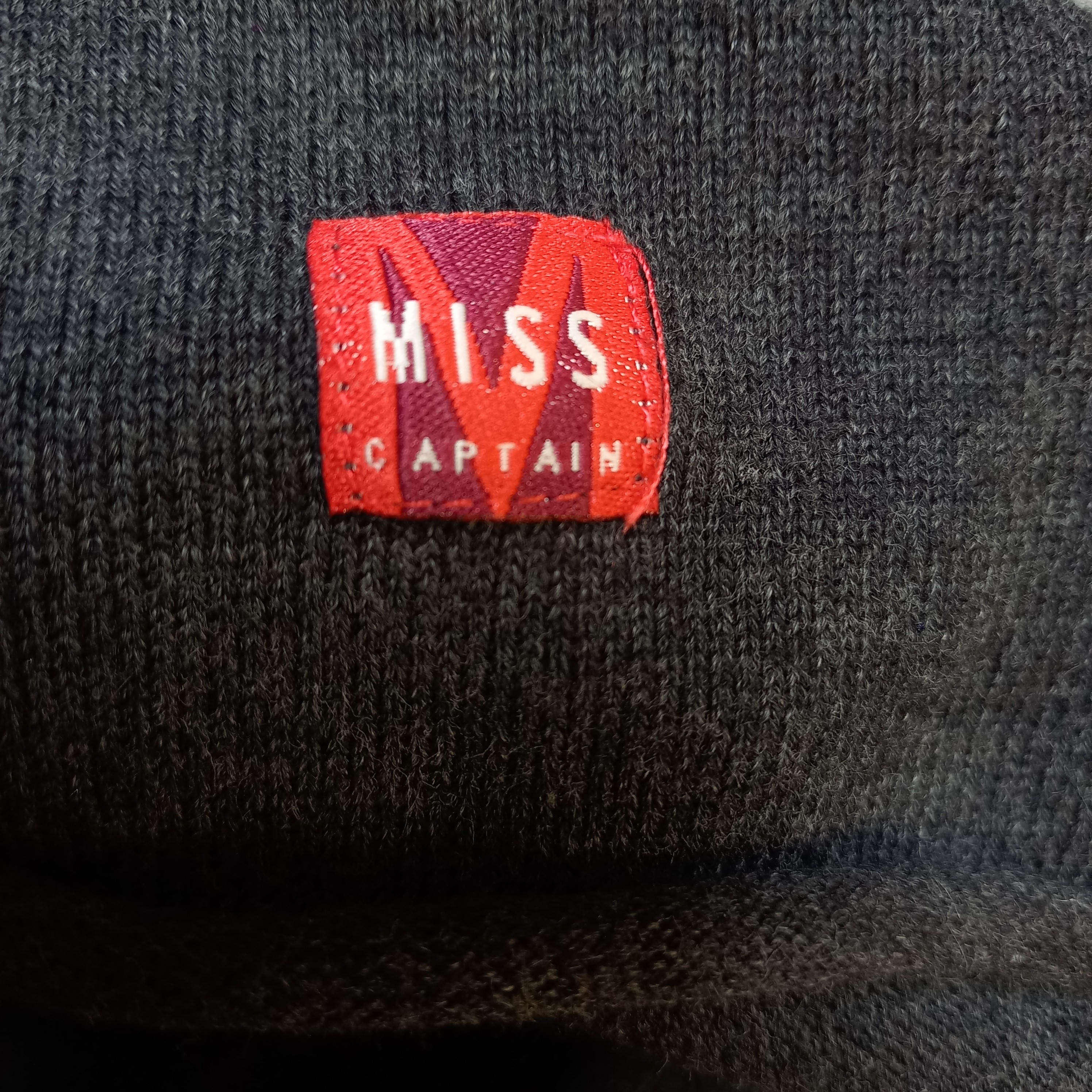 Voir photo 6 de Gilet long gris foncé "miss captain" T1 nombreux boutons poches originales Gilet long gris foncé "miss captain" T1 nombreux boutons poches originales Très bon état reconditionné photo 6