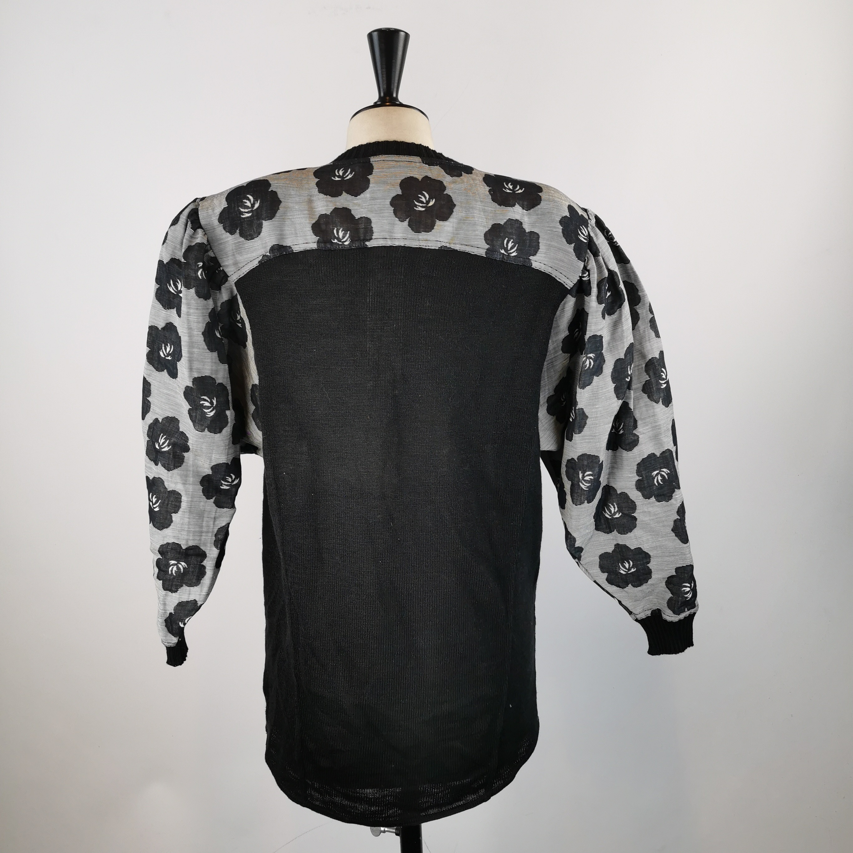 Voir photo 2 de Gilet maille floral vintage – Zucchero – Taille M (estimée) – Noir et gris Gilet maille floral vintage – Zucchero – Taille M (estimée) – Noir et gris reconditionné photo 2