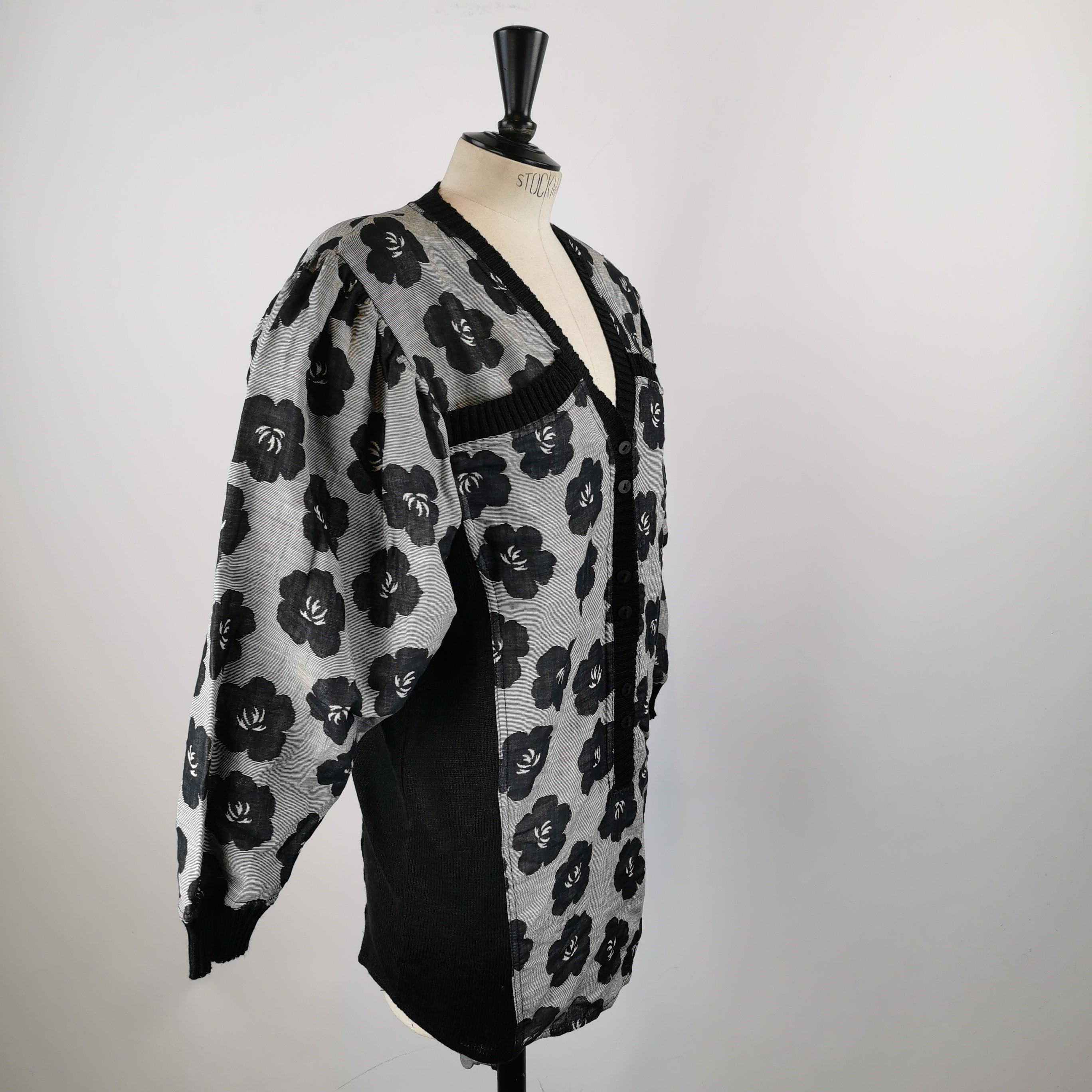 Voir photo 3 de Gilet maille floral vintage – Zucchero – Taille M (estimée) – Noir et gris Gilet maille floral vintage – Zucchero – Taille M (estimée) – Noir et gris reconditionné photo 3