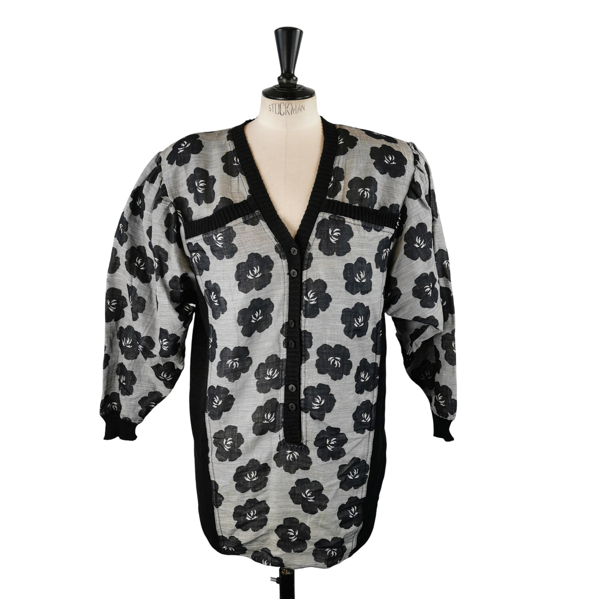 Gilet maille floral vintage – Zucchero – Taille M (estimée) – Noir et gris - 10,00 € Gilet maille floral vintage – Zucchero – Taille M (estimée) – Noir et gris reconditionné disponible sur Label Emmaüs