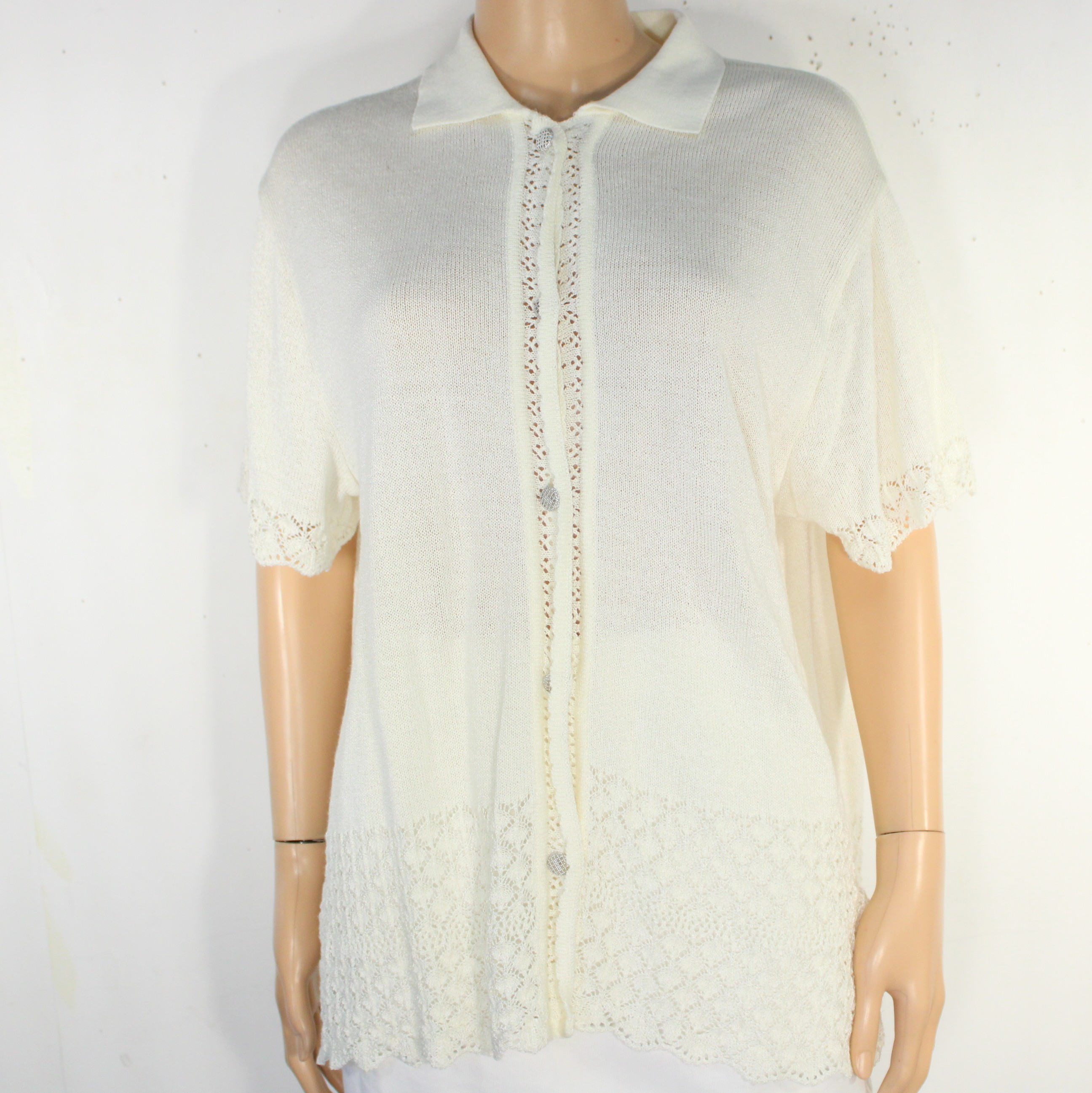 Gilet Vintage Ecru ELEANE Taille 50/52 Bon état - 12,50 € Gilet Vintage Ecru ELEANE Taille 50/52 Bon état reconditionné disponible sur Label Emmaüs