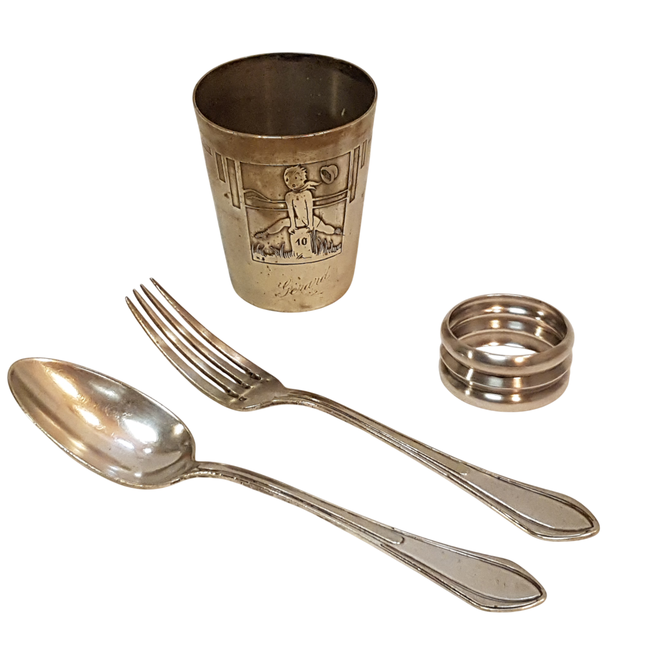 Acheter Gobelet couverts et rond de serviette "Gérard" en métal argenté État correct - 10,00 € Gobelet couverts et rond de serviette "Gérard" en métal argenté État correct reconditionné disponible sur Label Emmaüs