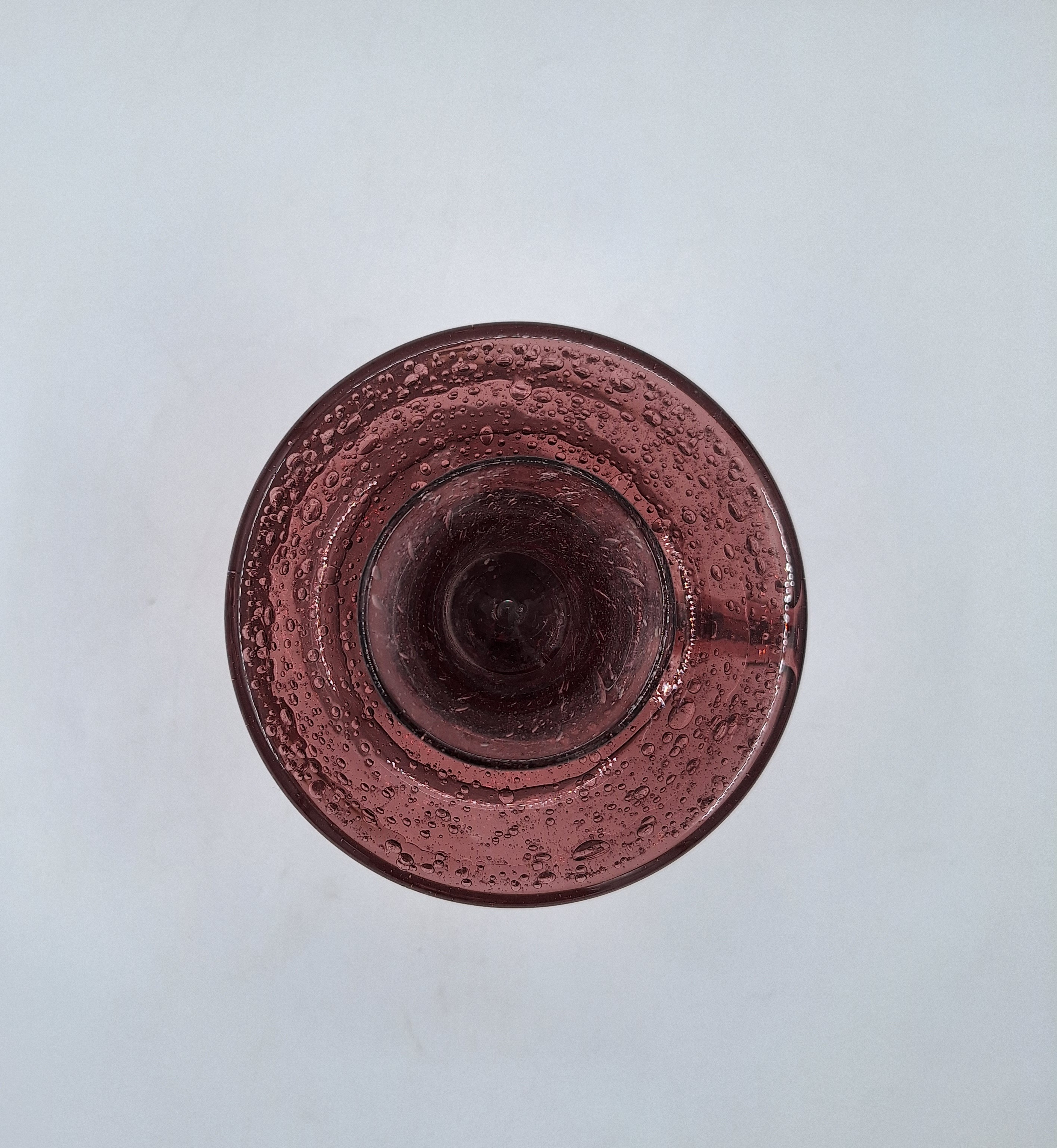 Voir photo 3 de Grand bougeoir en verre bullé améthyste, attribué à Biot Grand bougeoir en verre bullé améthyste, attribué à Biot Très bon état reconditionné photo 3