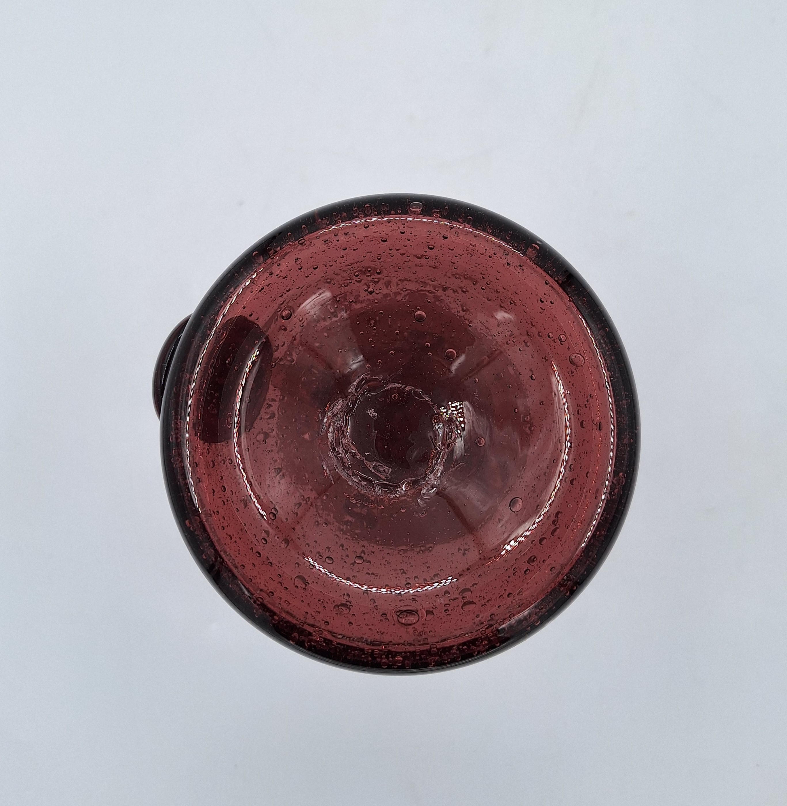 Voir photo 4 de Grand bougeoir en verre bullé améthyste, attribué à Biot Grand bougeoir en verre bullé améthyste, attribué à Biot Très bon état reconditionné photo 4