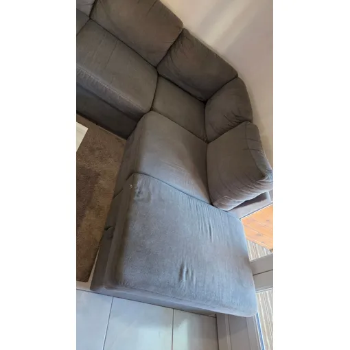 Grand canapé gris d'occasion acheté à conforama. Le canapé est en bon état général petit défaut sur le côté visible sur photo. Le canapé fait 2,50m de large et 2,10m en longueur. Bon état reconditionné disponible sur Rakuten