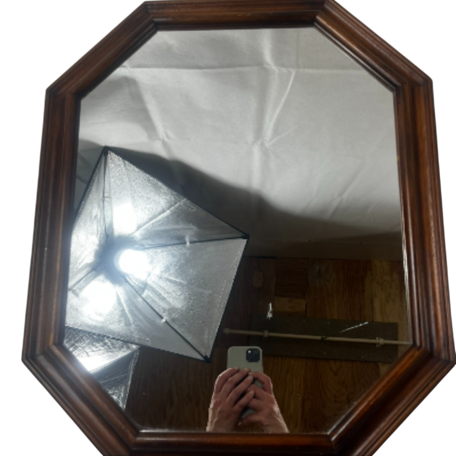 Grand miroir octogonal Très bon état - 34,00 € Grand miroir octogonal Très bon état reconditionné disponible sur Label Emmaüs