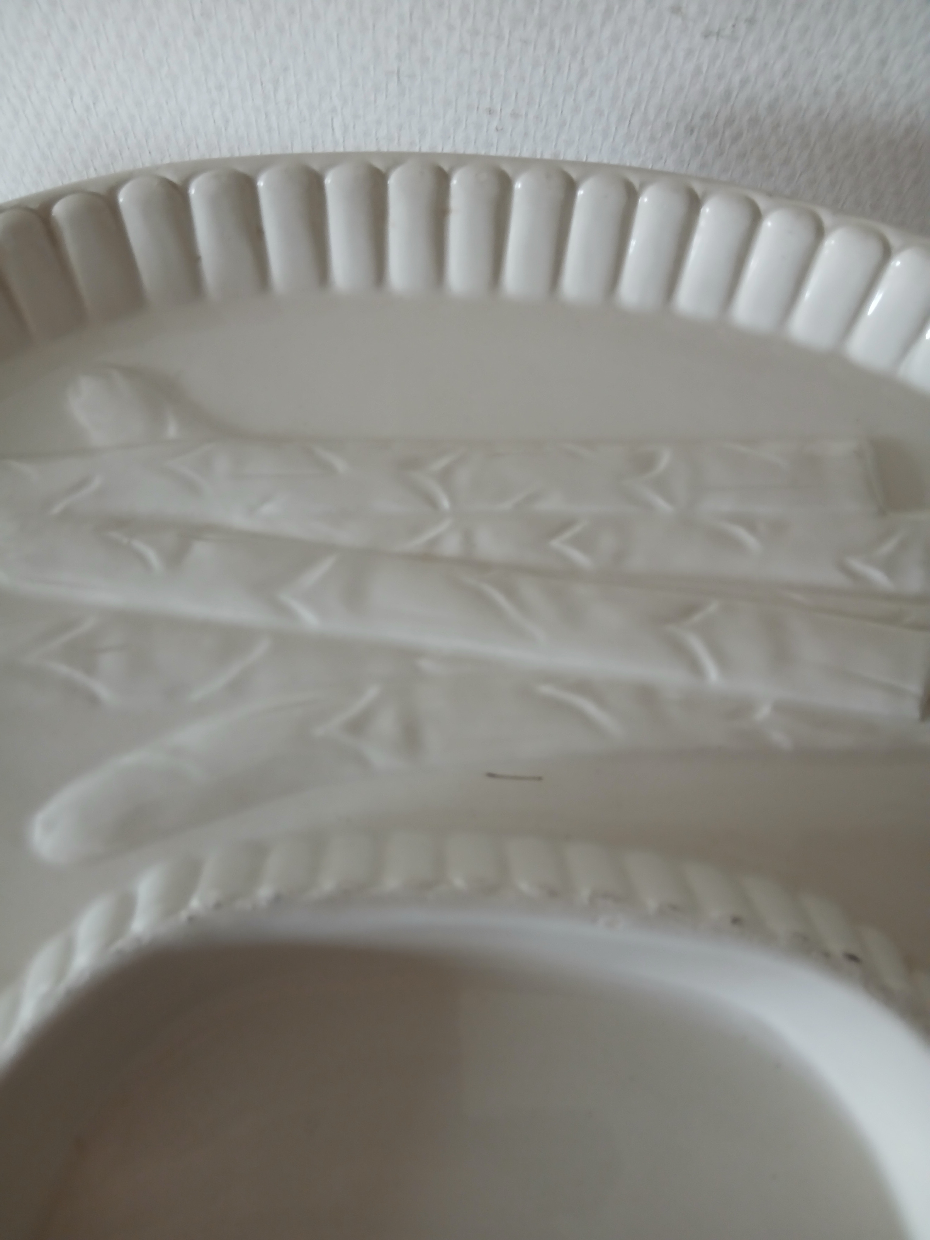 Voir photo 3 de Grand plat à asperges barbotine en faience blanche. Grand plat à asperges barbotine en faience blanche. Très bon état reconditionné photo 3