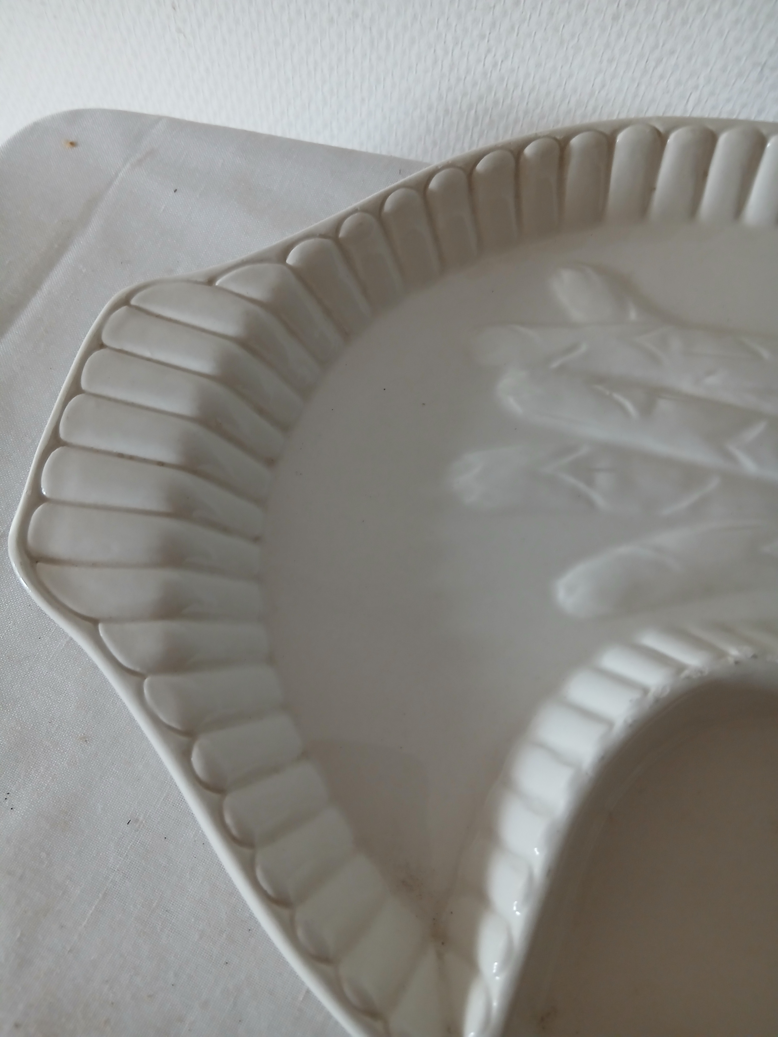 Voir photo 4 de Grand plat à asperges barbotine en faience blanche. Grand plat à asperges barbotine en faience blanche. Très bon état reconditionné photo 4