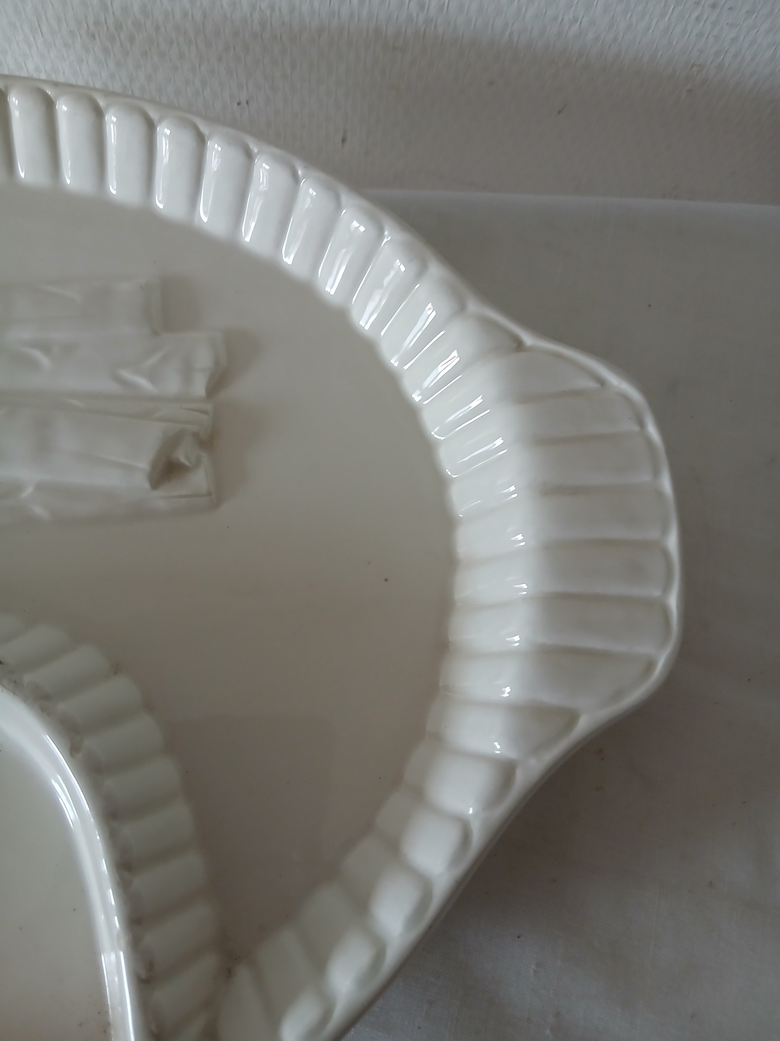 Voir photo 5 de Grand plat à asperges barbotine en faience blanche. Grand plat à asperges barbotine en faience blanche. Très bon état reconditionné photo 5