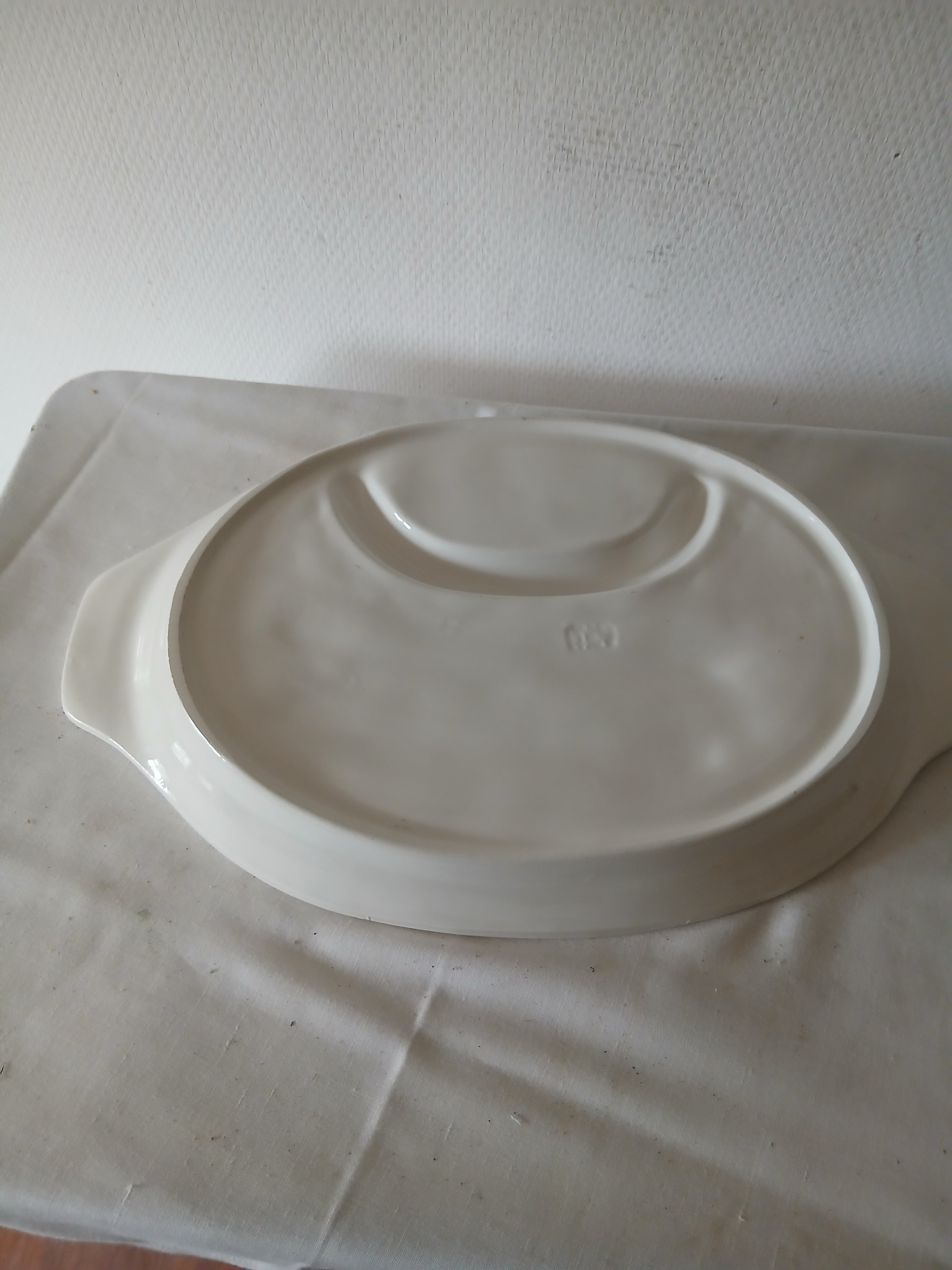Voir photo 7 de Grand plat à asperges barbotine en faience blanche. Grand plat à asperges barbotine en faience blanche. Très bon état reconditionné photo 7