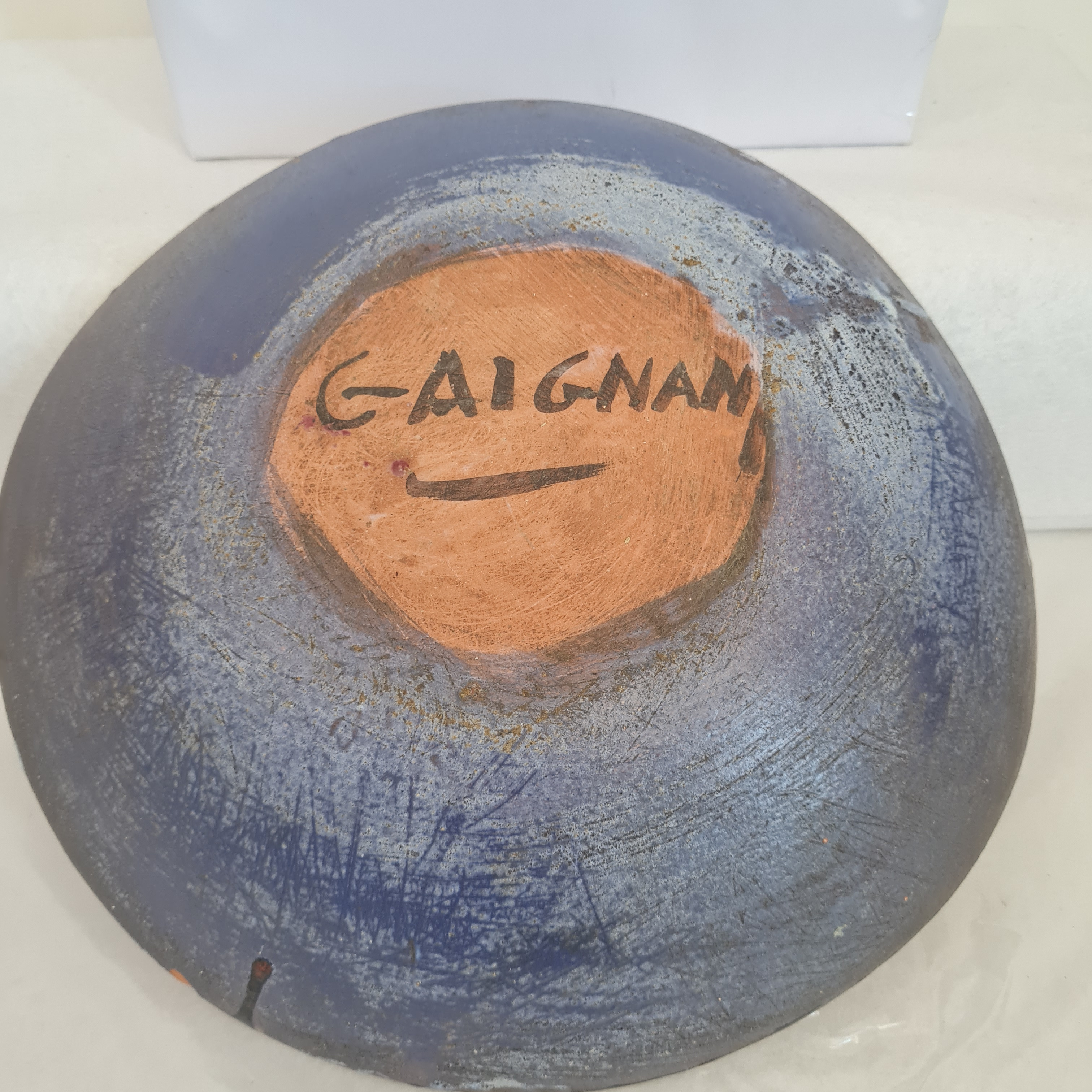 Voir photo 3 de Grand plat / Coupe décorative en céramique émaillée rouge – GAIGNAN – 30 cm Grand plat / Coupe décorative en céramique émaillée rouge – GAIGNAN – 30 cm Bon état reconditionné photo 3
