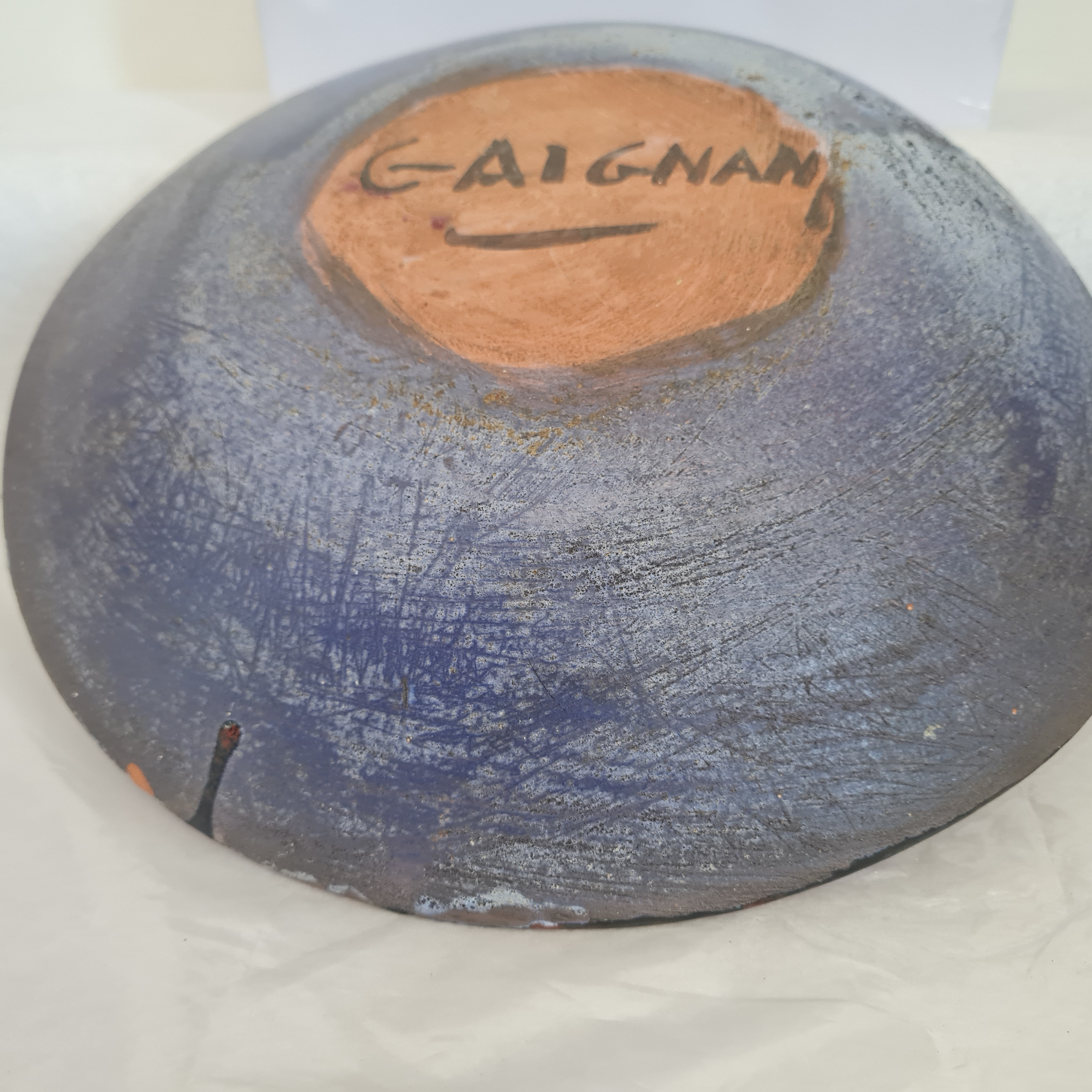 Voir photo 4 de Grand plat / Coupe décorative en céramique émaillée rouge – GAIGNAN – 30 cm Grand plat / Coupe décorative en céramique émaillée rouge – GAIGNAN – 30 cm Bon état reconditionné photo 4