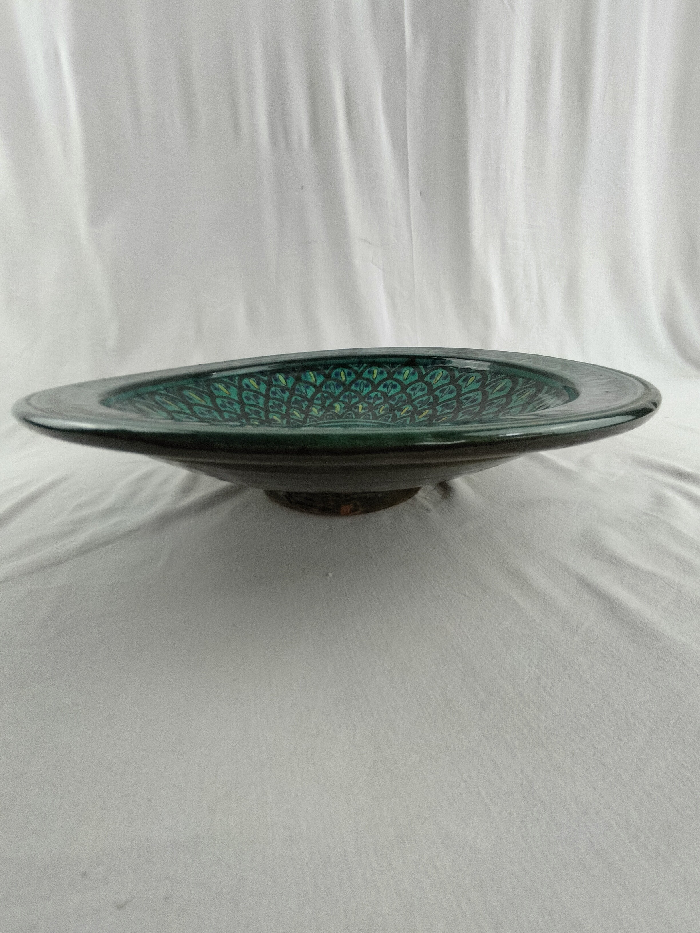 Voir photo 9 de Grand plat creux vintage en céramique émaillée turquoise et bleu paon – esprit bohème années 60/70 Grand plat creux vintage en céramique émaillée turquoise et bleu paon – esprit bohème années 60/70 Bon état reconditionné photo 9