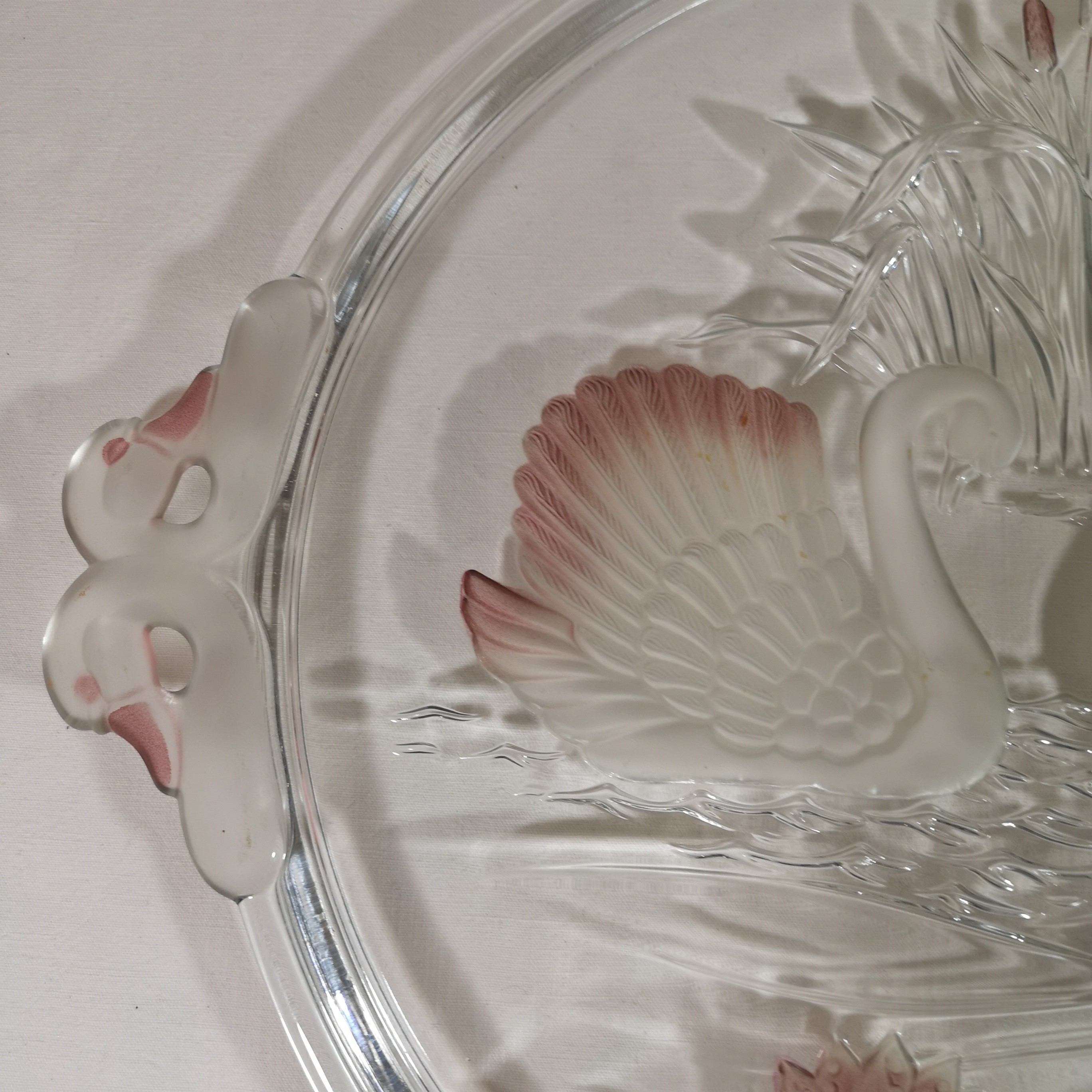 Voir photo 2 de Grand plat de service en verre ciselé décoration cygnes 32cm Grand plat de service en verre ciselé décoration cygnes 32cm reconditionné photo 2