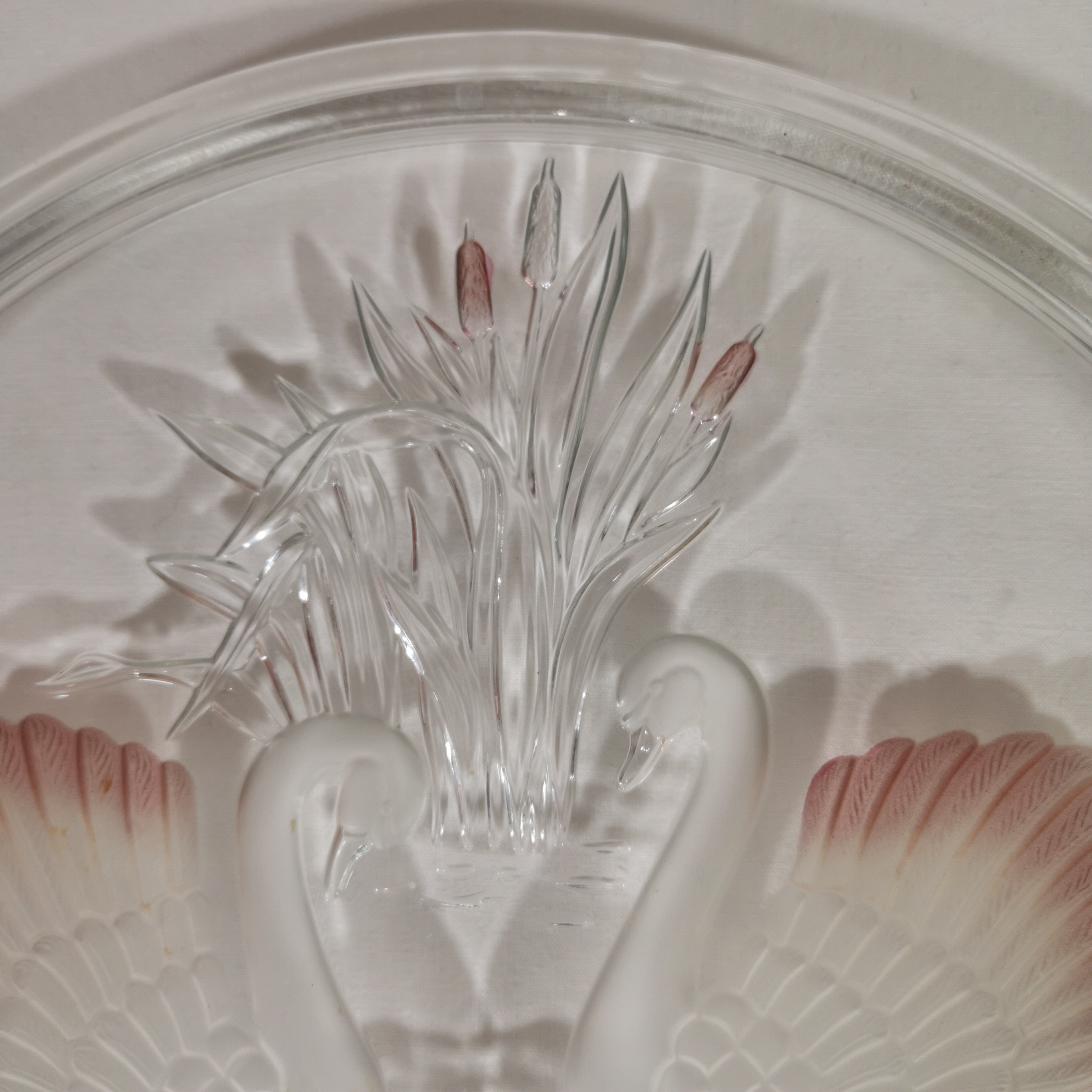 Voir photo 3 de Grand plat de service en verre ciselé décoration cygnes 32cm Grand plat de service en verre ciselé décoration cygnes 32cm reconditionné photo 3