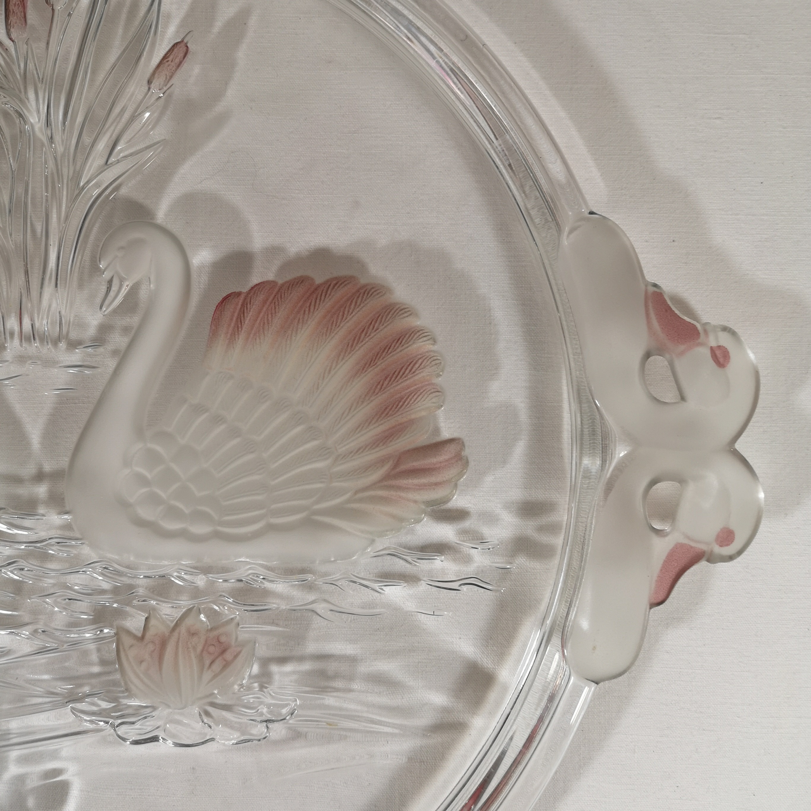 Voir photo 4 de Grand plat de service en verre ciselé décoration cygnes 32cm Grand plat de service en verre ciselé décoration cygnes 32cm reconditionné photo 4