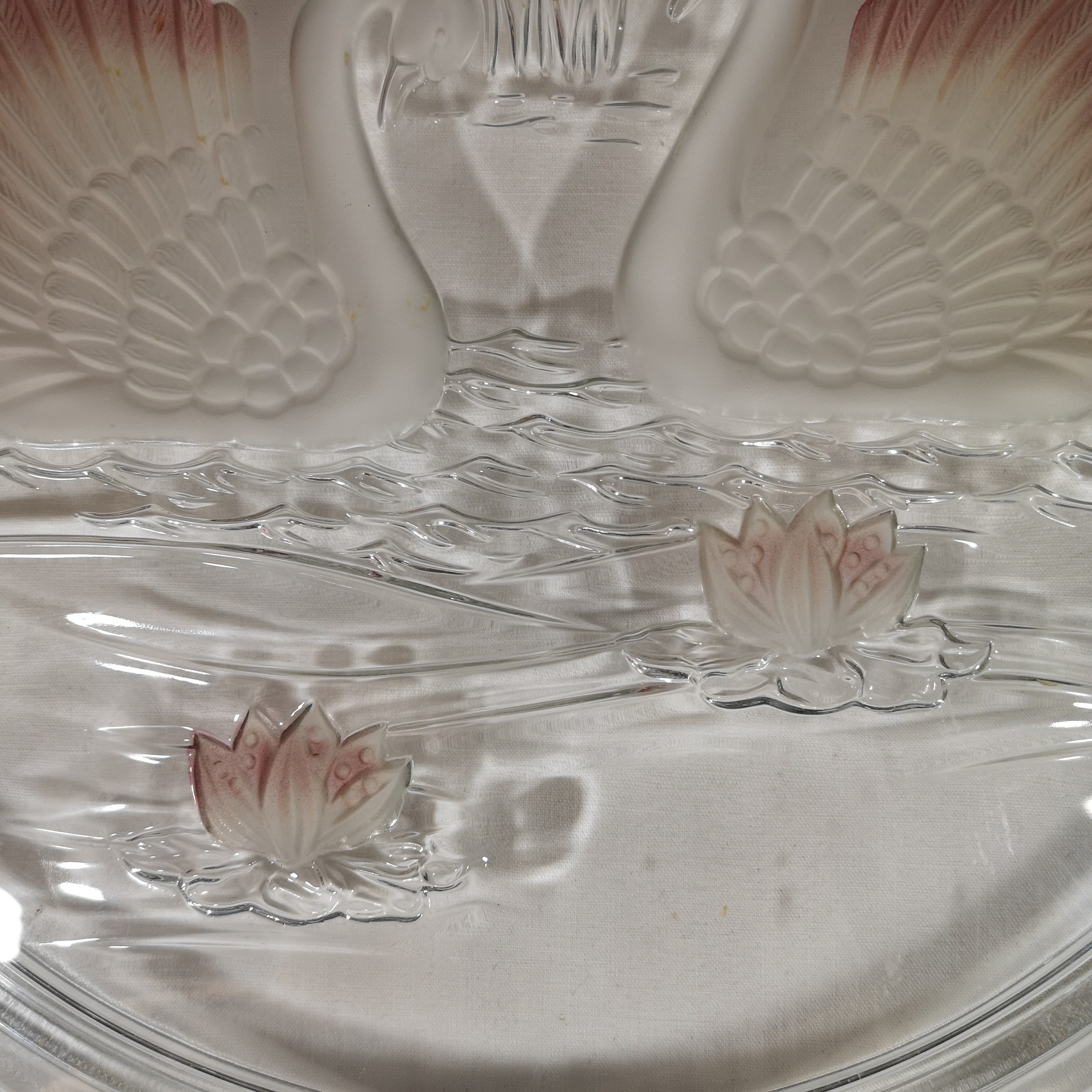 Voir photo 5 de Grand plat de service en verre ciselé décoration cygnes 32cm Grand plat de service en verre ciselé décoration cygnes 32cm reconditionné photo 5