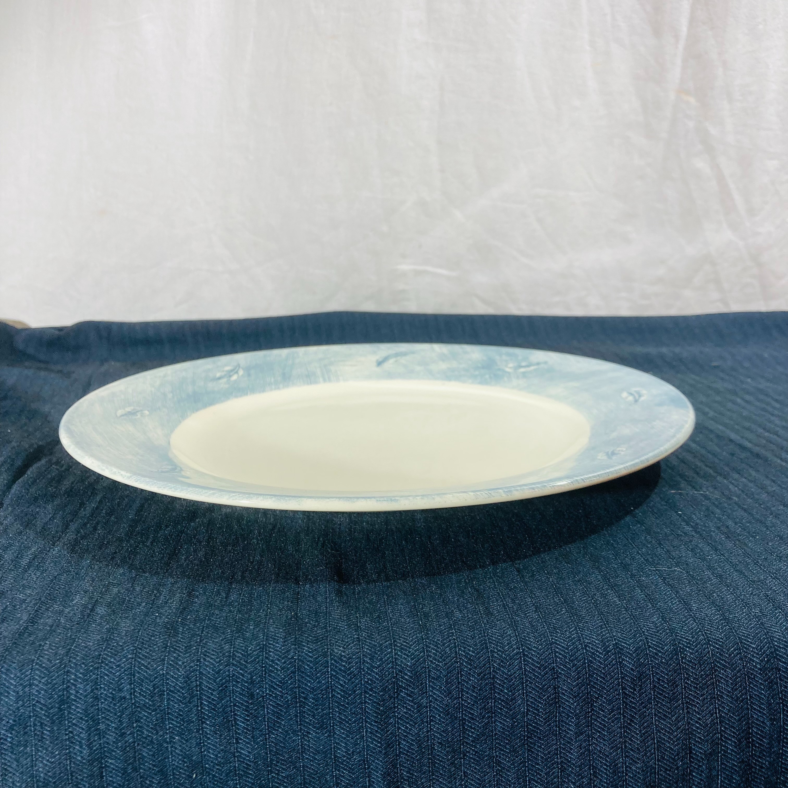 Voir photo 2 de Grand plat de service rond vintage en faïence - Wood & Sons - Décor plumes bleu ciel - Made in England Grand plat de service rond vintage en faïence - Wood & Sons - Décor plumes bleu ciel - Made in England Très bon état reconditionné photo 2