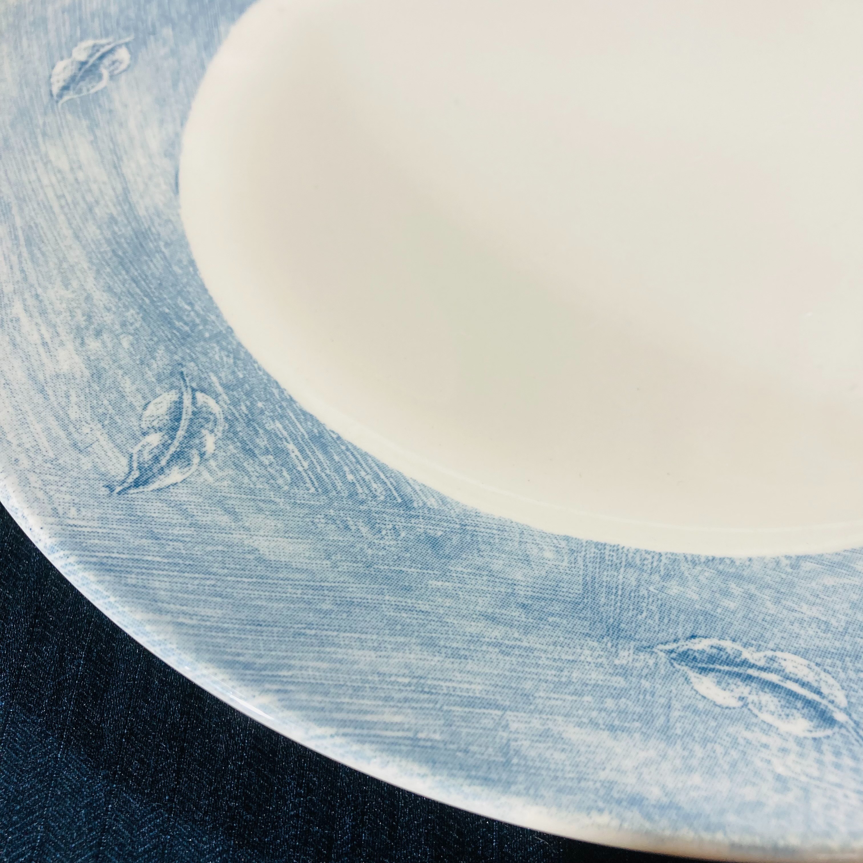 Voir photo 3 de Grand plat de service rond vintage en faïence - Wood & Sons - Décor plumes bleu ciel - Made in England Grand plat de service rond vintage en faïence - Wood & Sons - Décor plumes bleu ciel - Made in England Très bon état reconditionné photo 3