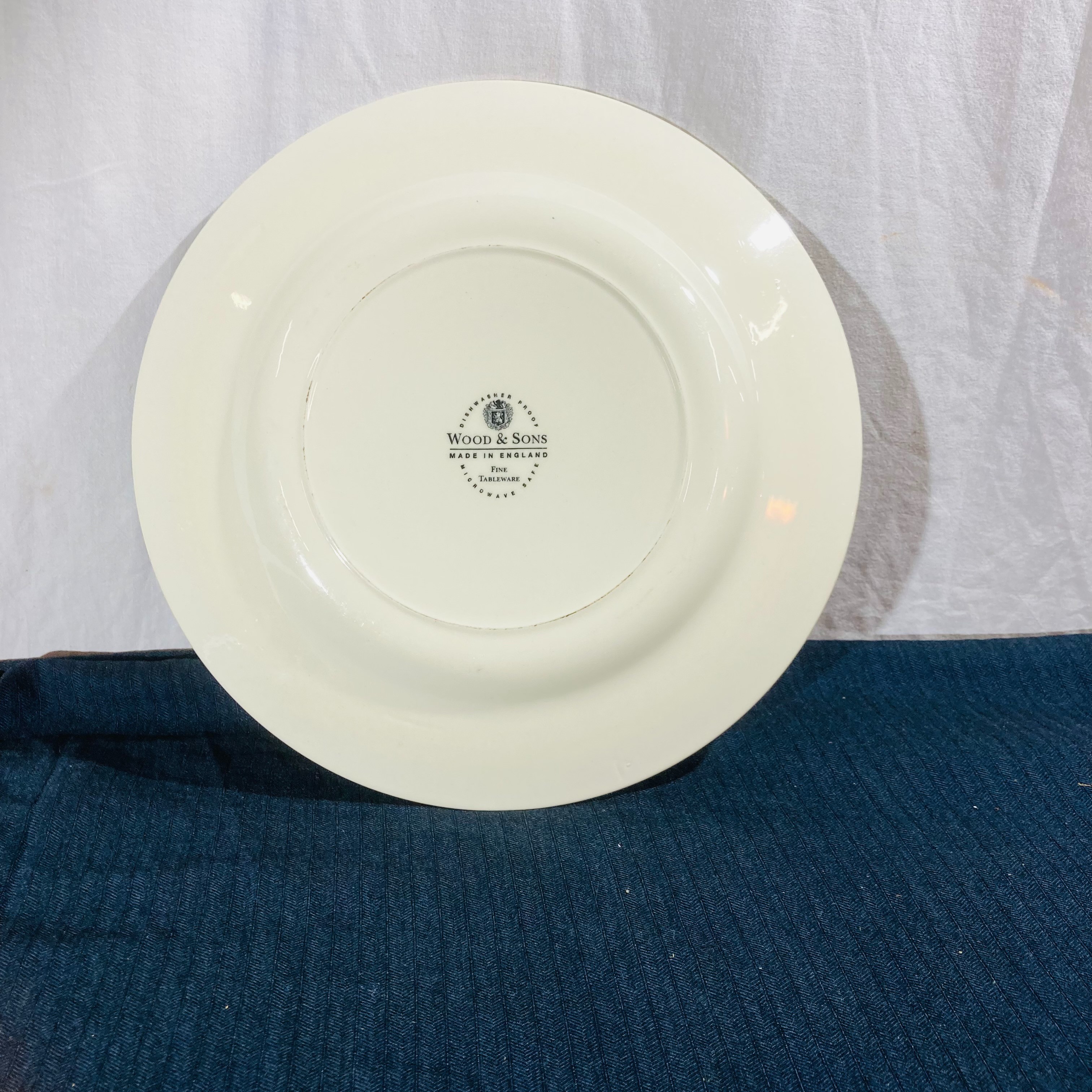 Voir photo 4 de Grand plat de service rond vintage en faïence - Wood & Sons - Décor plumes bleu ciel - Made in England Grand plat de service rond vintage en faïence - Wood & Sons - Décor plumes bleu ciel - Made in England Très bon état reconditionné photo 4