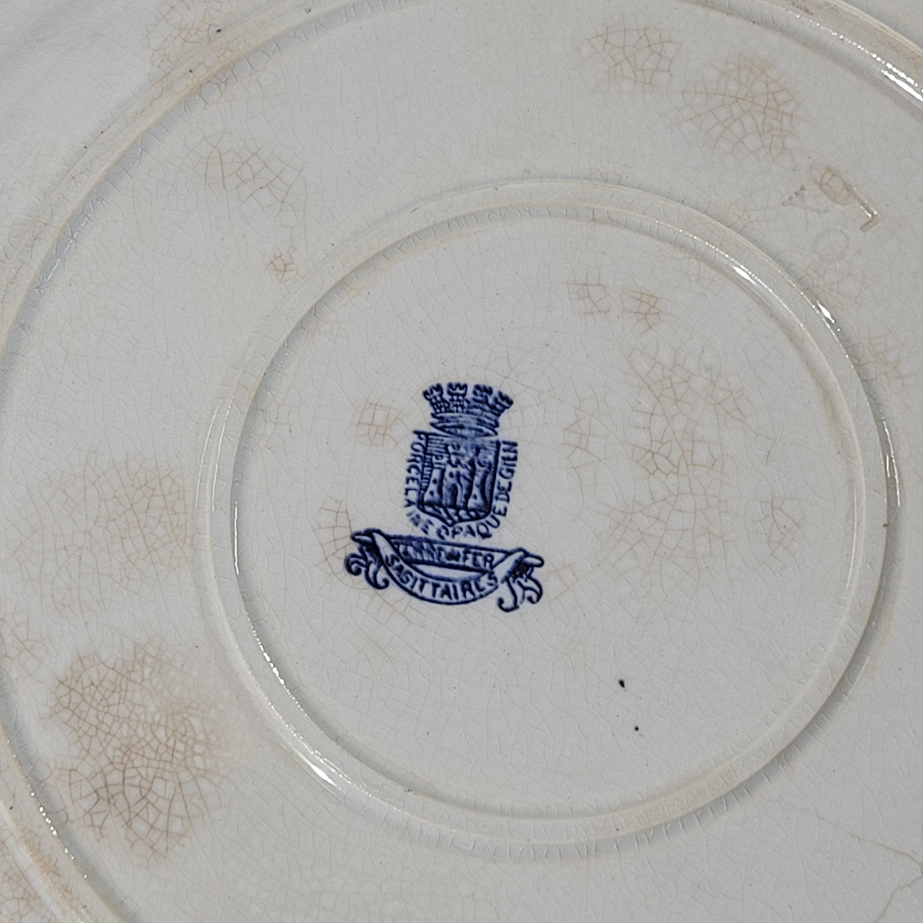 Voir photo 5 de Grand plat rond ancien Gien, modèle Sagittaire - Terre de Fer - Ø 32,5 cm Grand plat rond ancien Gien, modèle Sagittaire - Terre de Fer - Ø 32,5 cm reconditionné photo 5