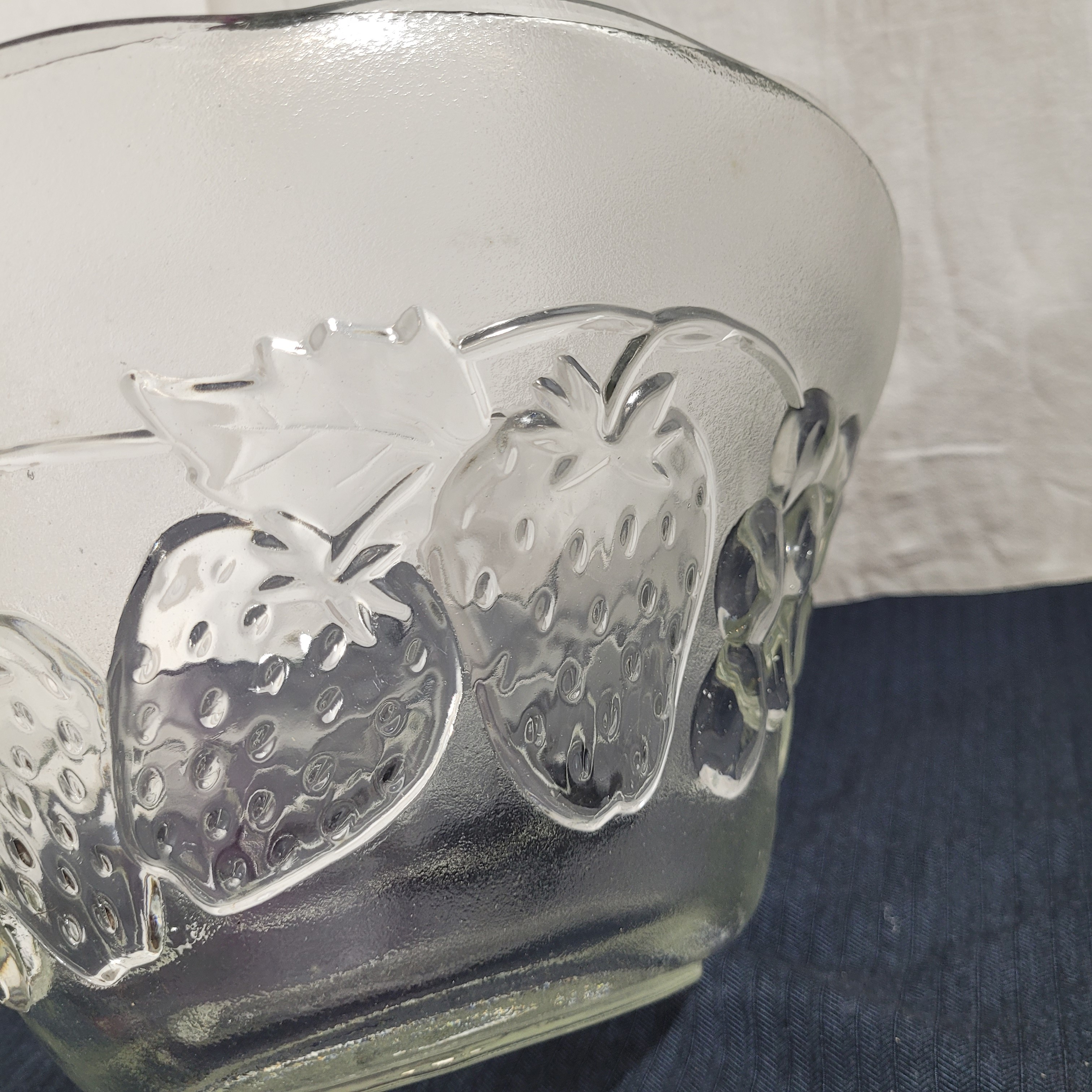 Voir photo 4 de Grand saladier Pasari - Motifs fruits en relief - 31,7 cm Grand saladier Pasari - Motifs fruits en relief - 31,7 cm Très bon état reconditionné photo 4