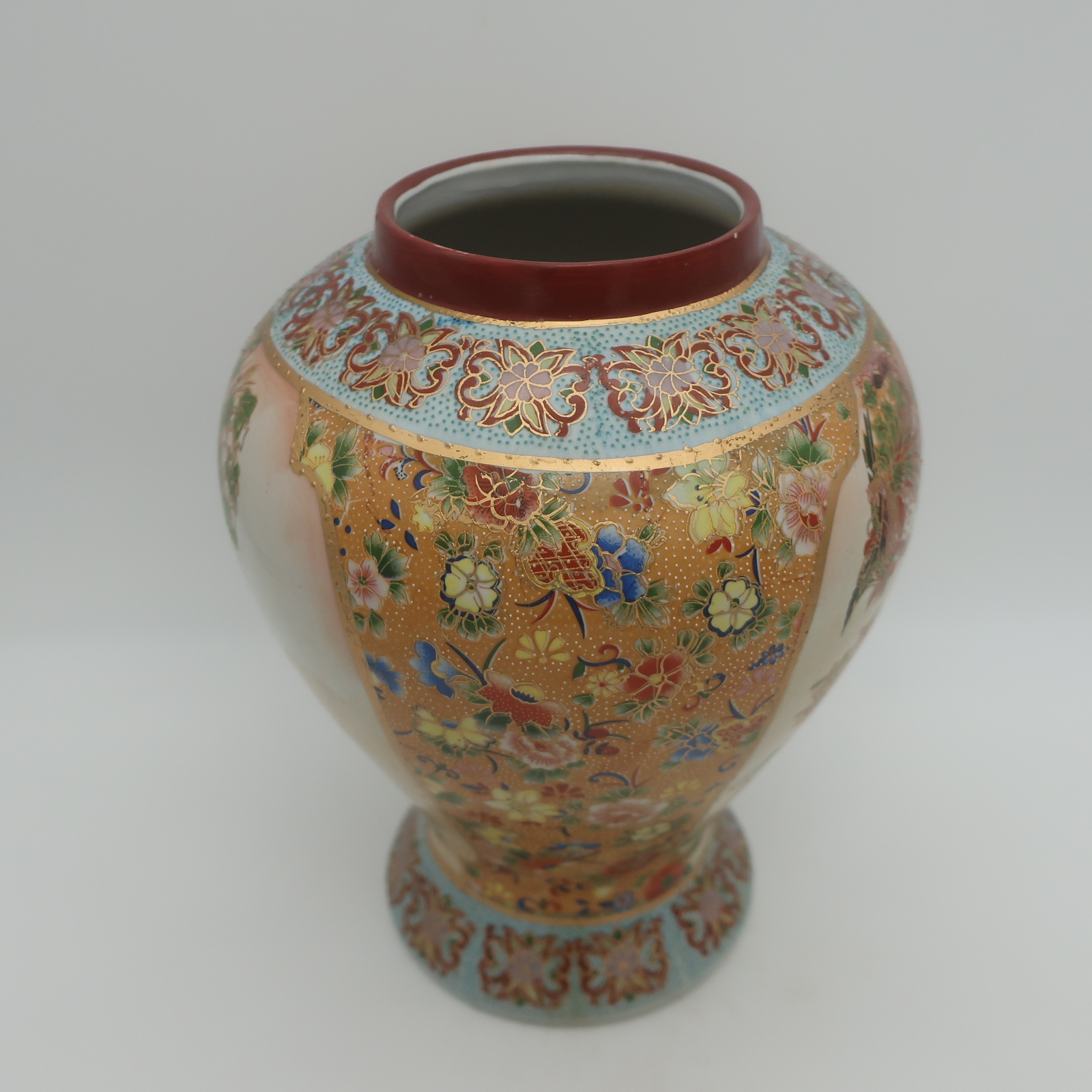 Voir photo 2 de Grand Vase à motif Asiatique en porcelaine Grand Vase à motif Asiatique en porcelaine Très bon état reconditionné photo 2
