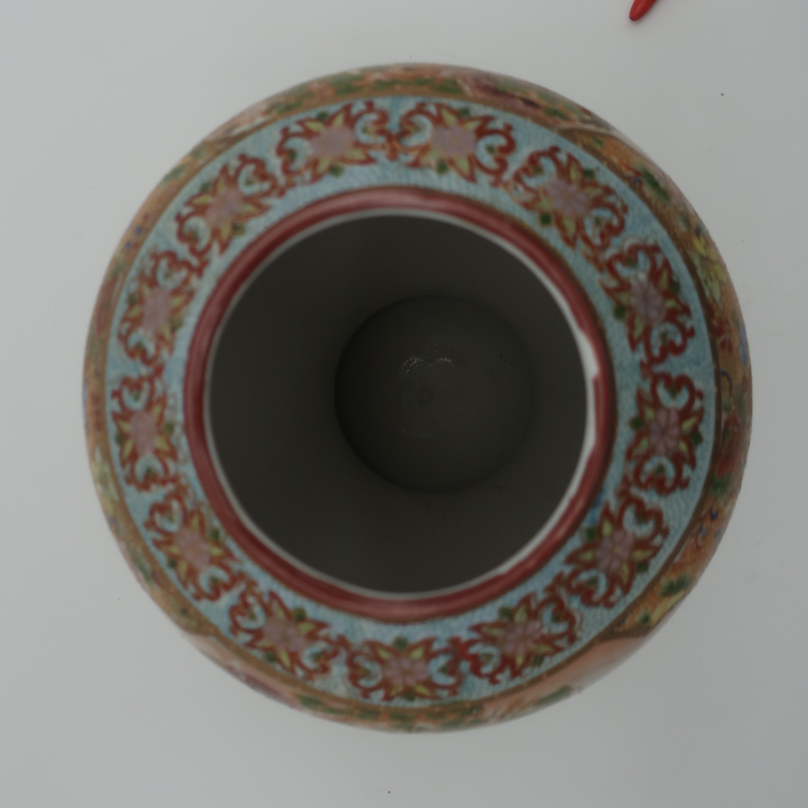 Voir photo 4 de Grand Vase à motif Asiatique en porcelaine Grand Vase à motif Asiatique en porcelaine Très bon état reconditionné photo 4