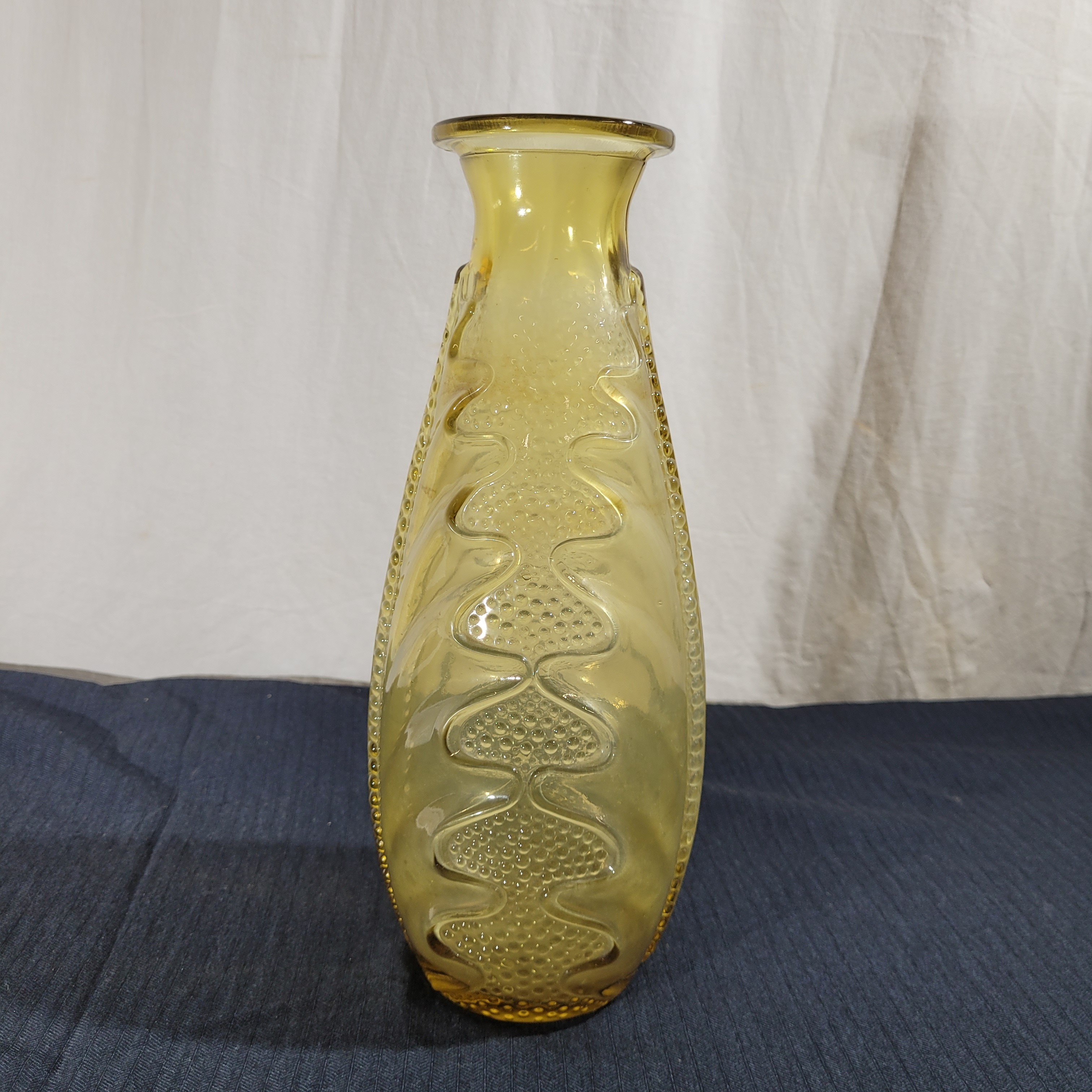 Voir photo 2 de Grand vase Art Déco en verre soufflé-moulé jaune ambre - Décor organique - 30 cm Grand vase Art Déco en verre soufflé-moulé jaune ambre - Décor organique - 30 cm Très bon état reconditionné photo 2