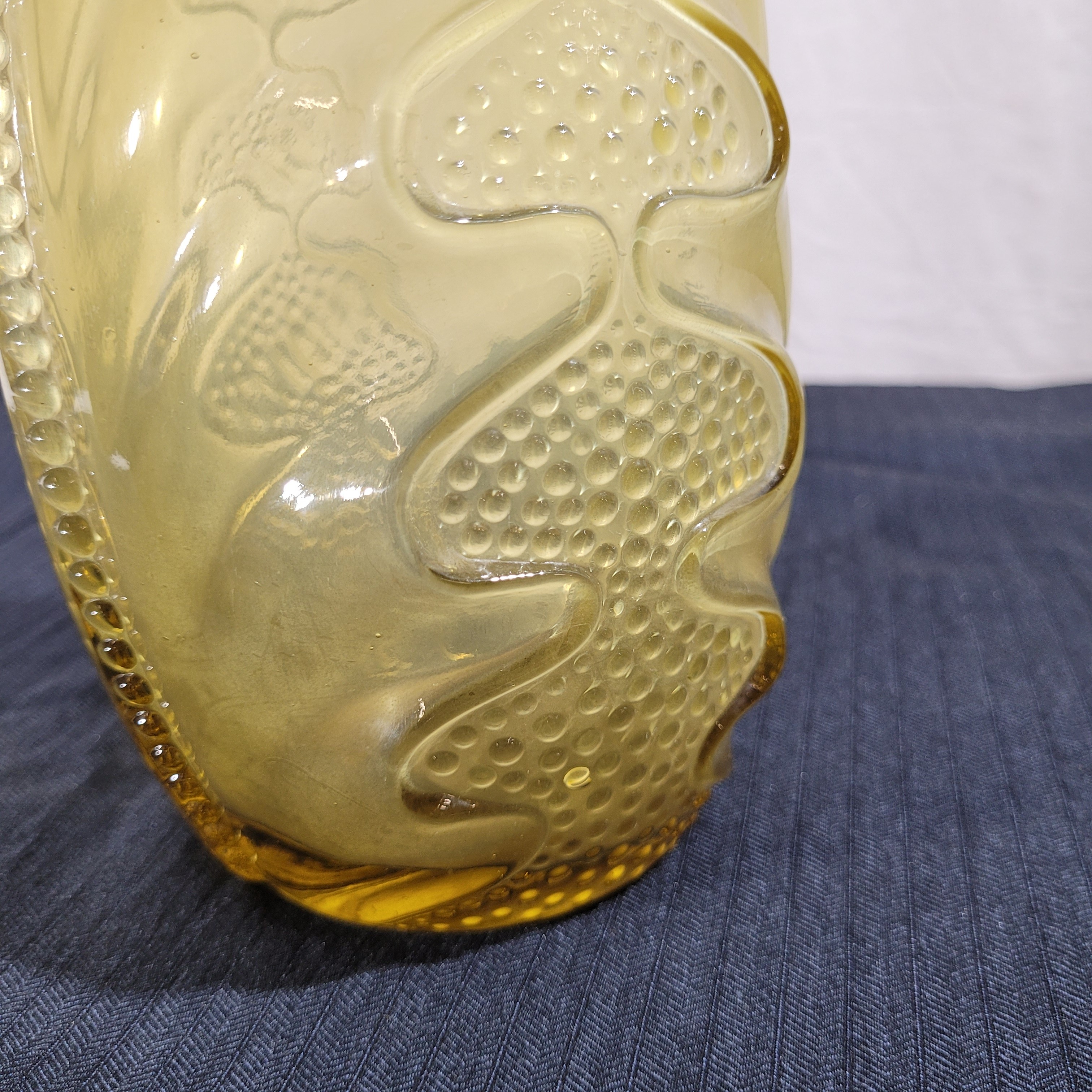Voir photo 3 de Grand vase Art Déco en verre soufflé-moulé jaune ambre - Décor organique - 30 cm Grand vase Art Déco en verre soufflé-moulé jaune ambre - Décor organique - 30 cm Très bon état reconditionné photo 3