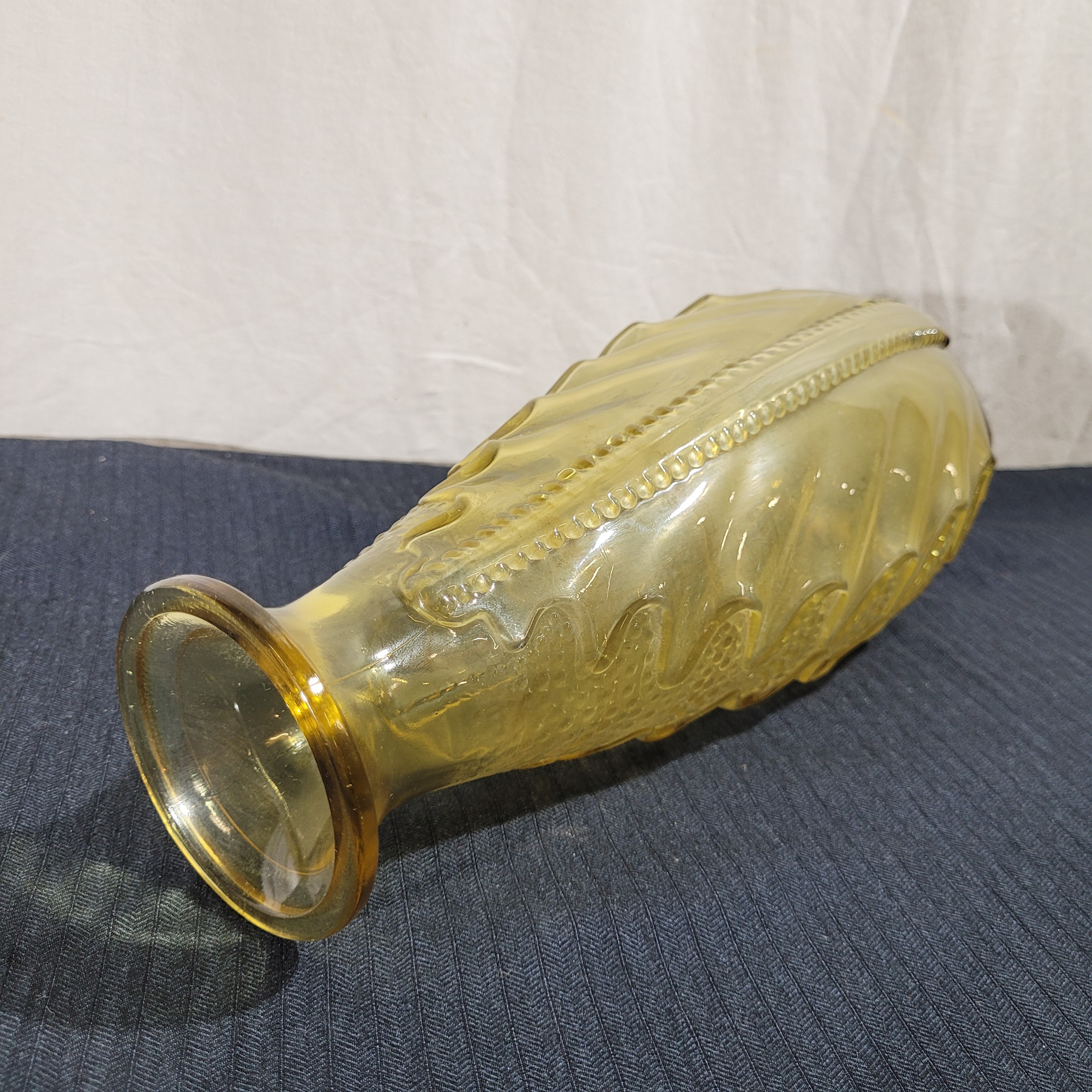 Voir photo 4 de Grand vase Art Déco en verre soufflé-moulé jaune ambre - Décor organique - 30 cm Grand vase Art Déco en verre soufflé-moulé jaune ambre - Décor organique - 30 cm Très bon état reconditionné photo 4