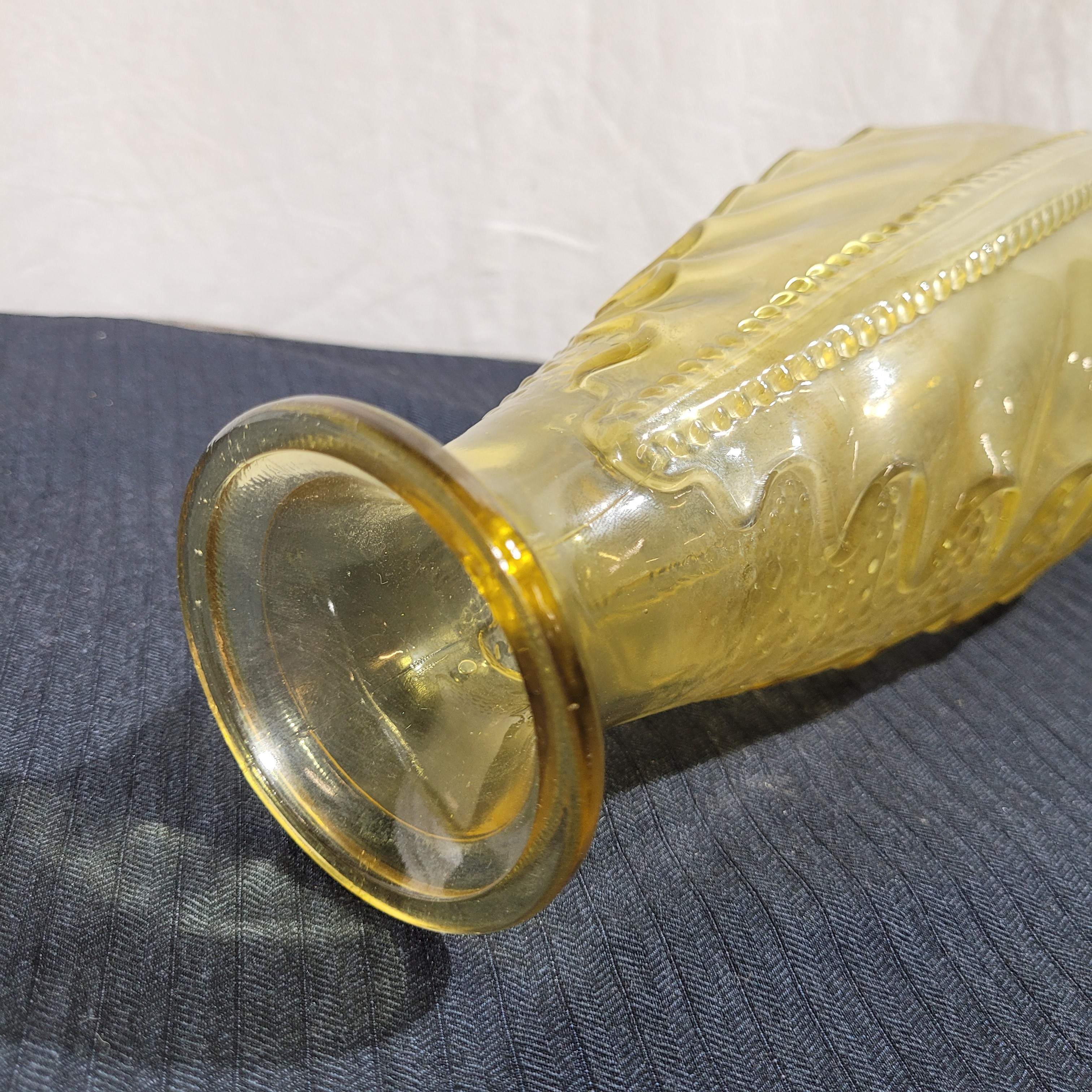 Voir photo 5 de Grand vase Art Déco en verre soufflé-moulé jaune ambre - Décor organique - 30 cm Grand vase Art Déco en verre soufflé-moulé jaune ambre - Décor organique - 30 cm Très bon état reconditionné photo 5