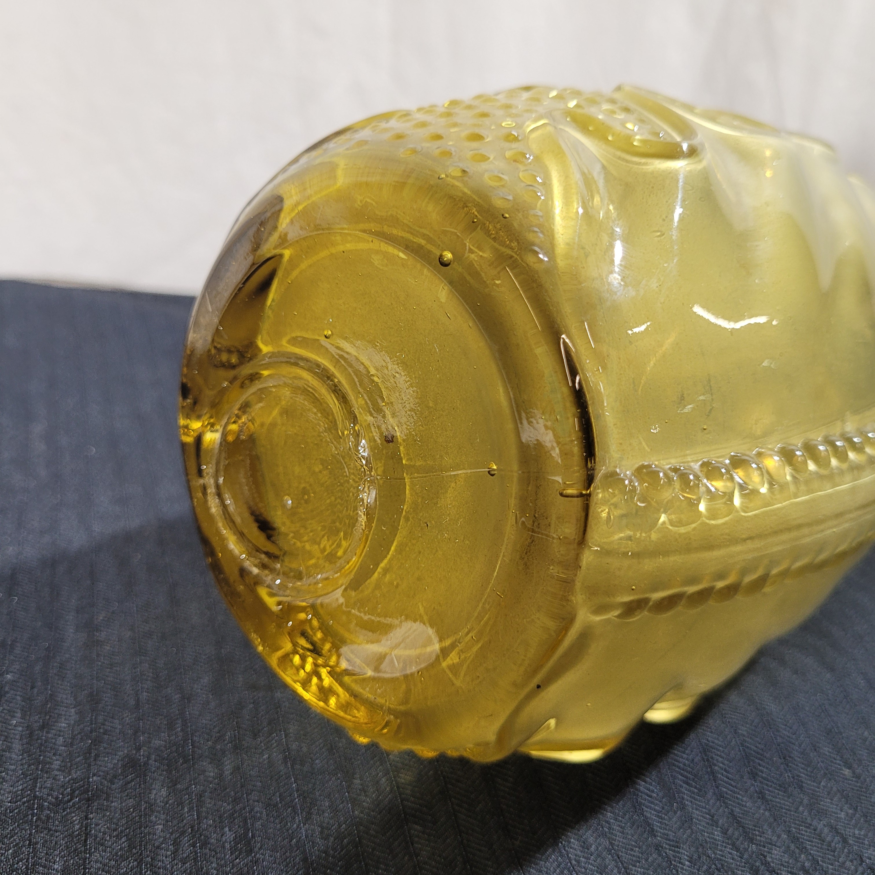 Voir photo 7 de Grand vase Art Déco en verre soufflé-moulé jaune ambre - Décor organique - 30 cm Grand vase Art Déco en verre soufflé-moulé jaune ambre - Décor organique - 30 cm Très bon état reconditionné photo 7